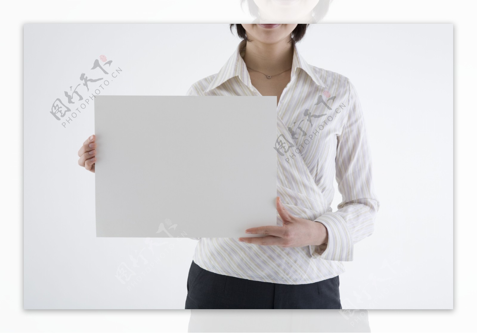 双手拿着空白纸板的商务女人图片