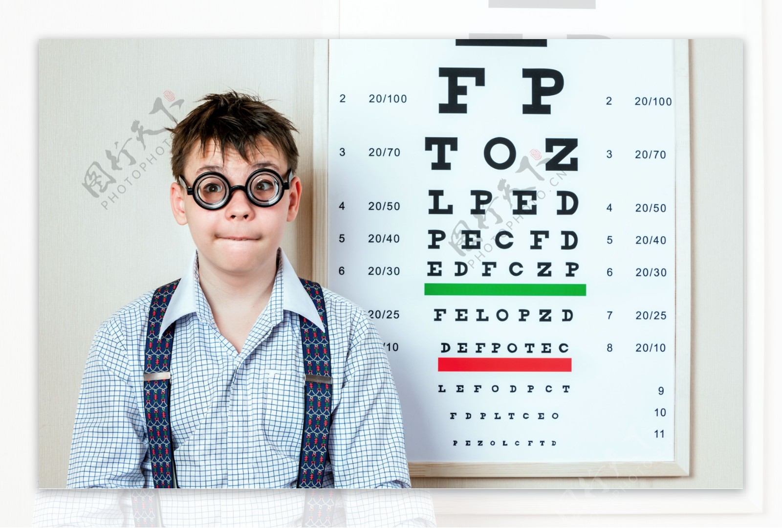 视力表和治疗眼镜的男孩图片