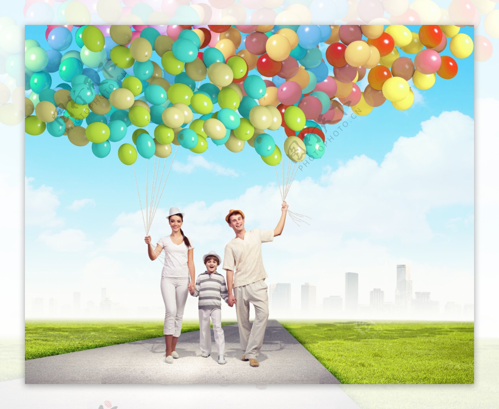 举起彩色气球的家人图片