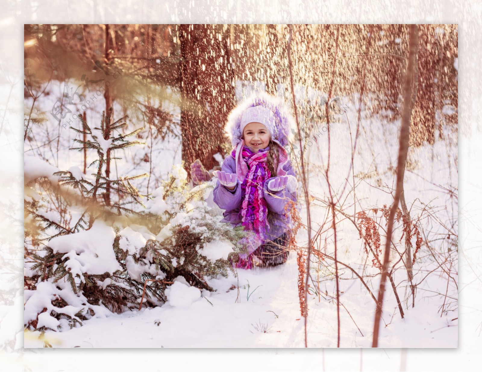 跪在雪地里的小女孩