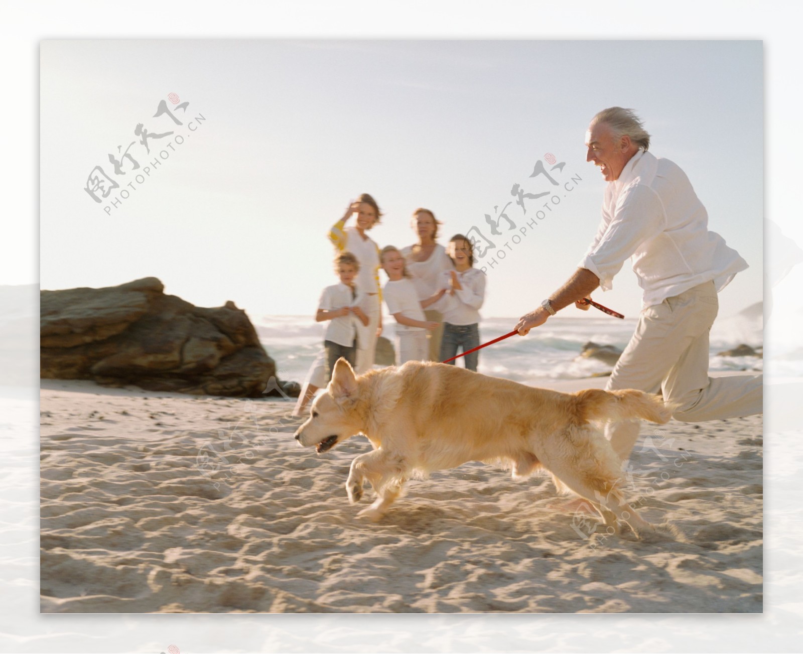 沙滩上开心快乐一家人图片