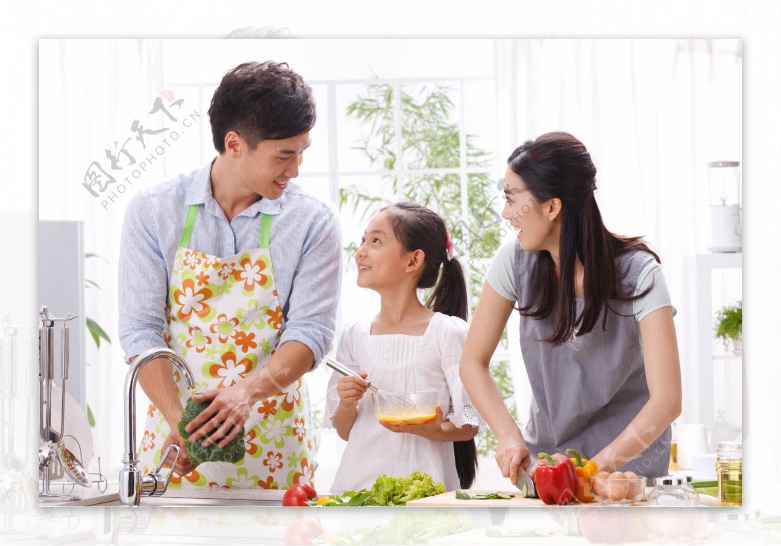 厨房做饭的幸福家庭图片