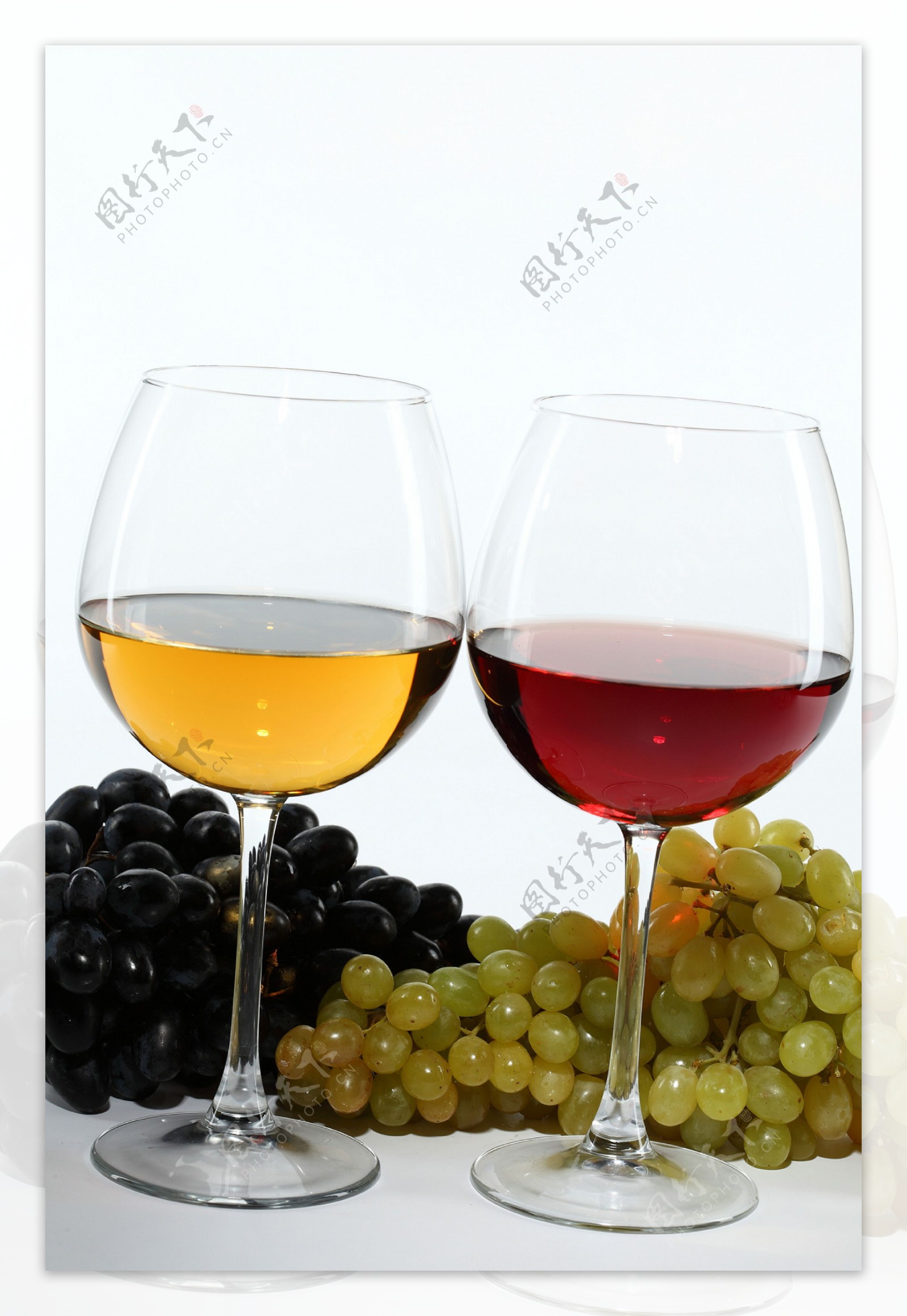 两杯葡萄酒和葡萄