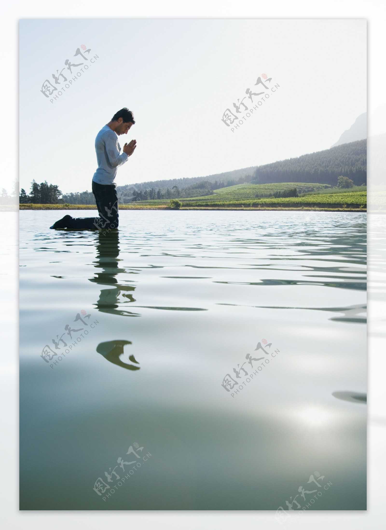跪在水面上的男人图片