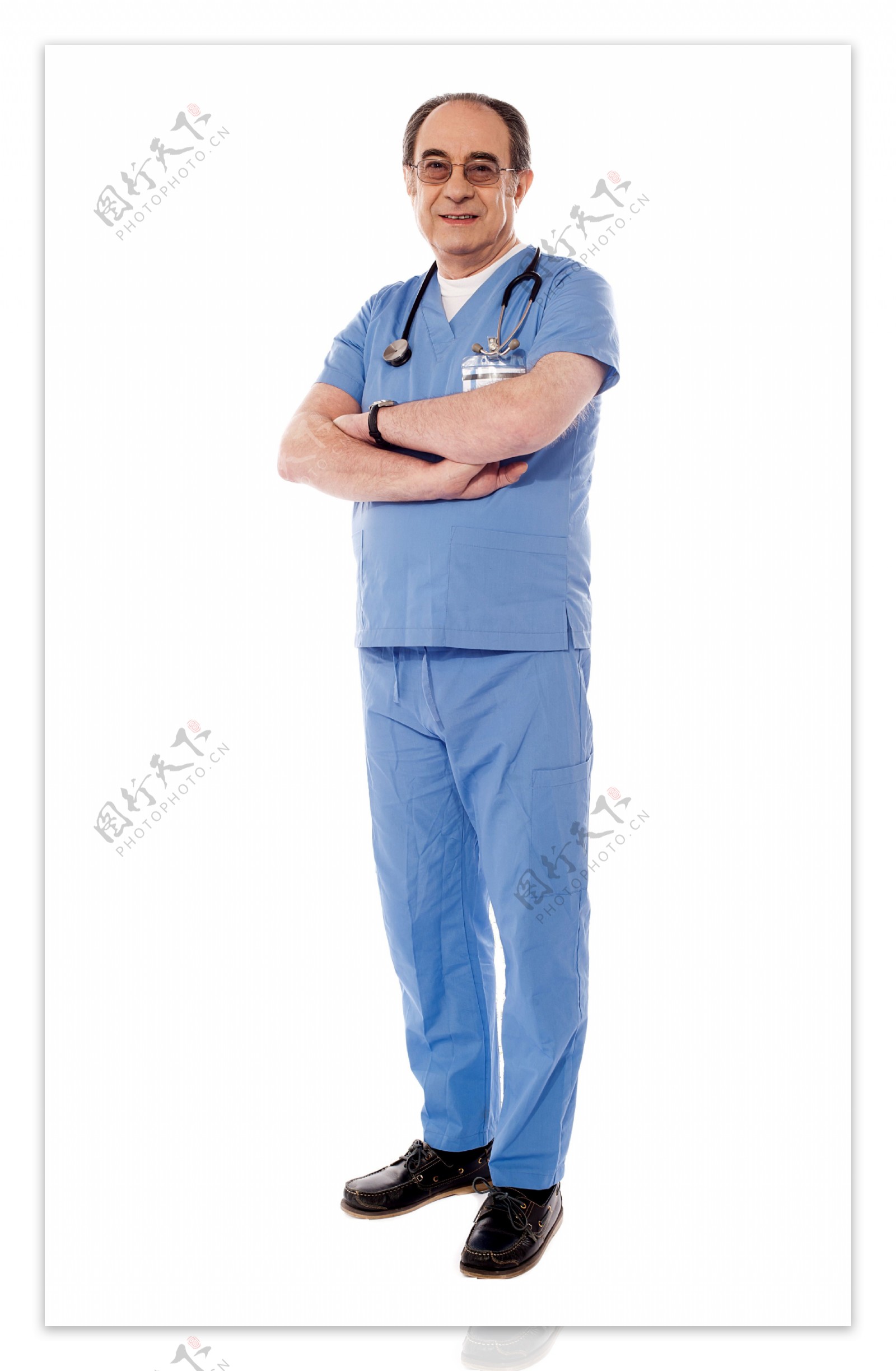 双臂交叉的外国医生图片
