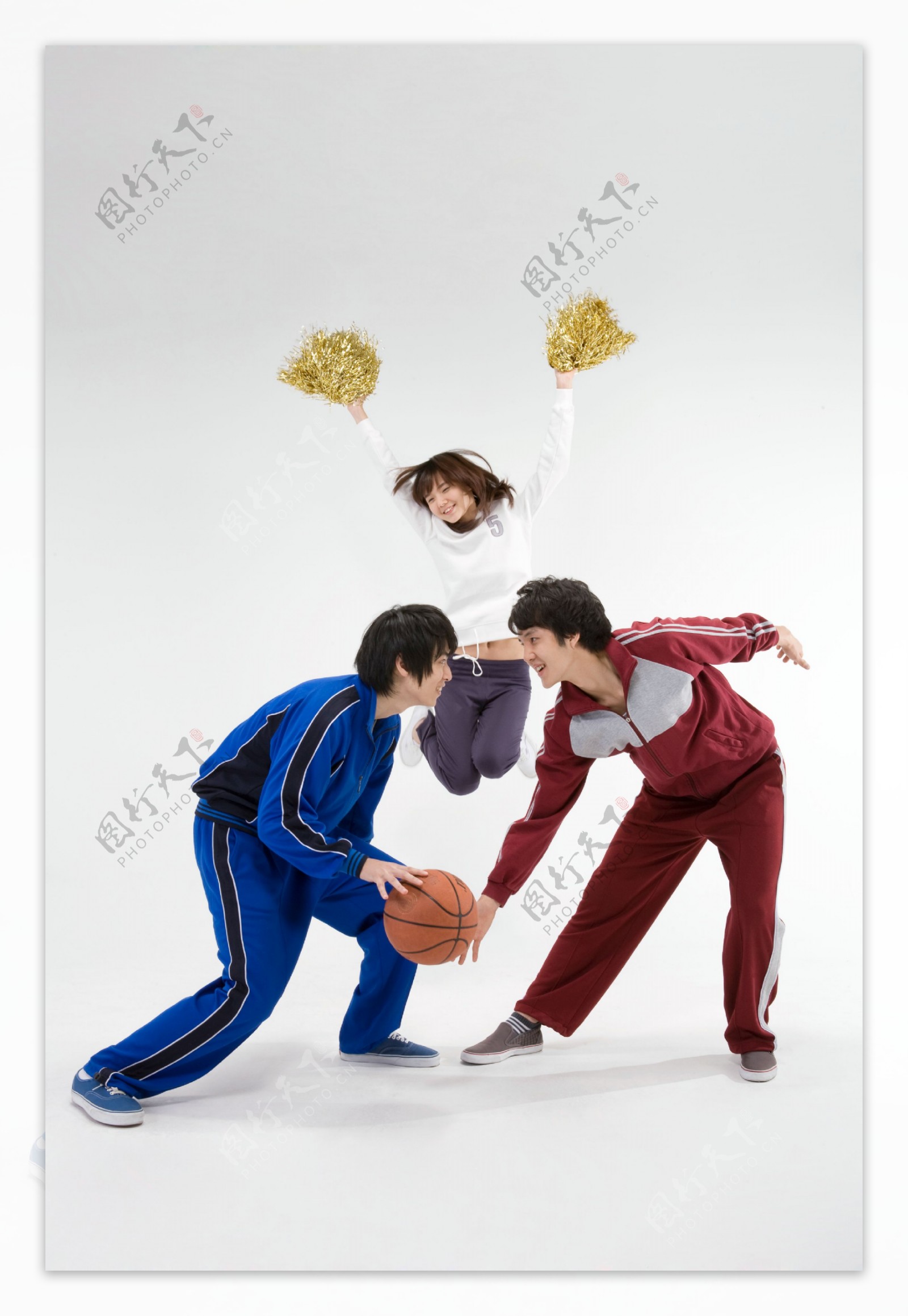 正在篮球比赛的男生与拉拉队女生图片