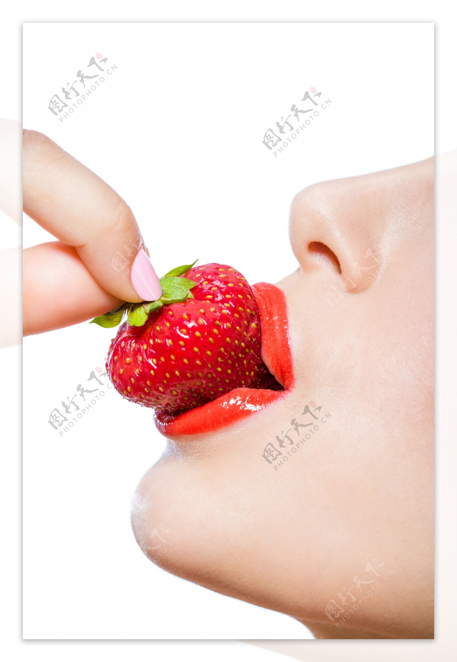 吃草莓的红唇美女图片