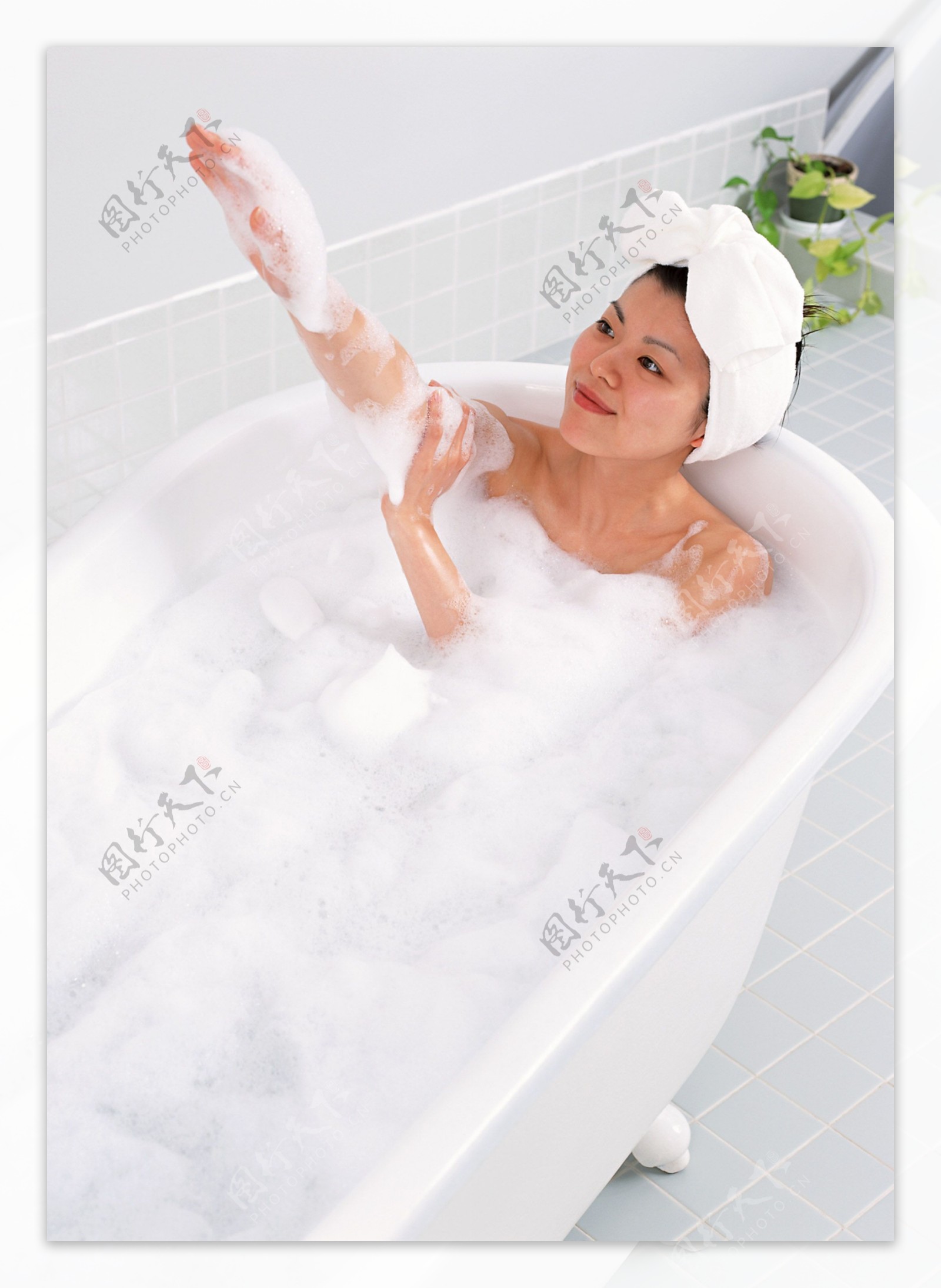 浴缸洗澡的女人图片