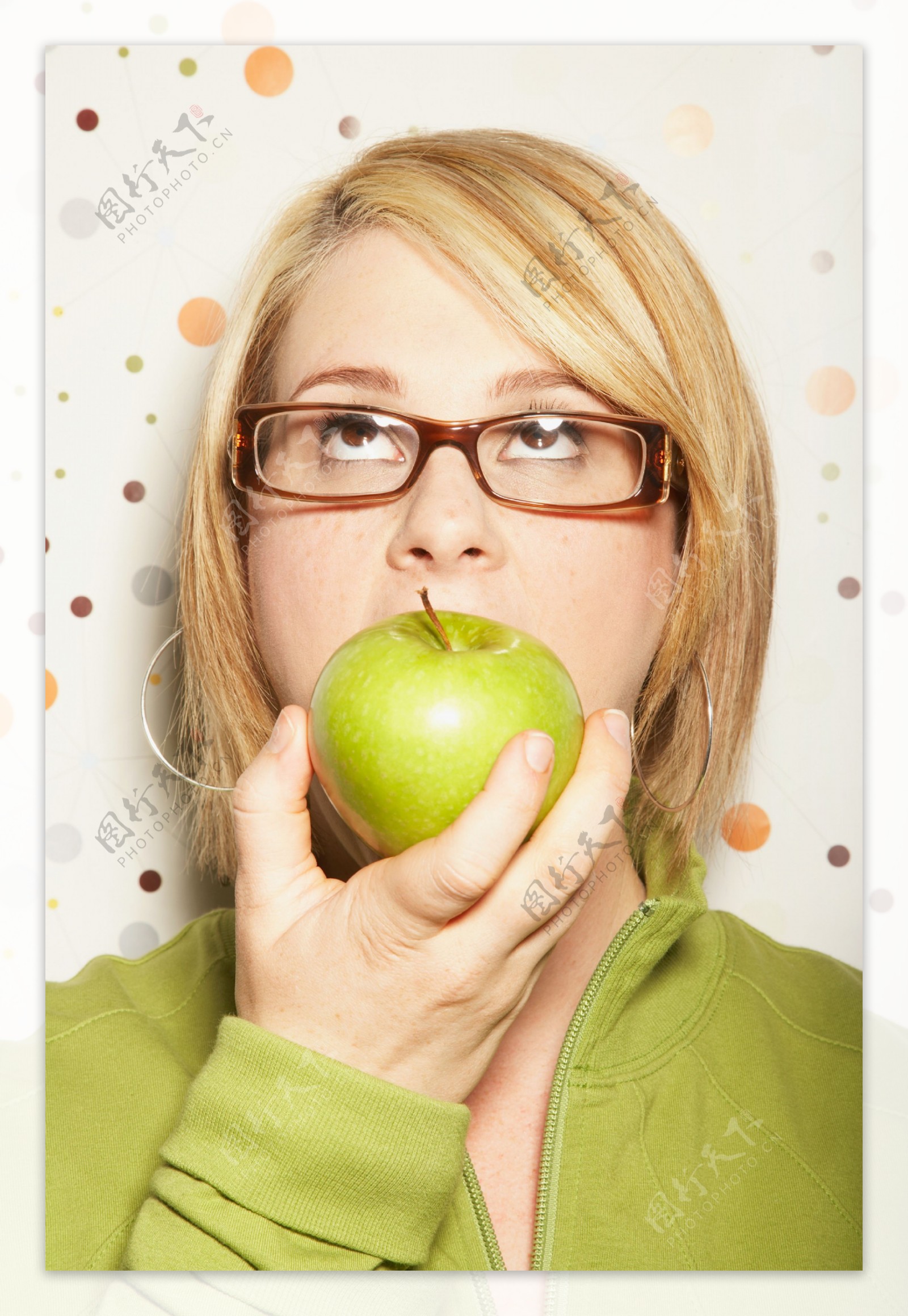 吃青苹果的外国女人图片