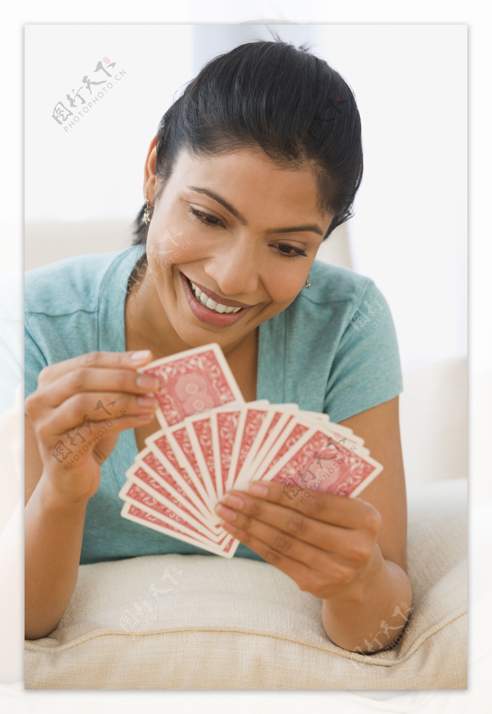 拿着扑克的女人图片