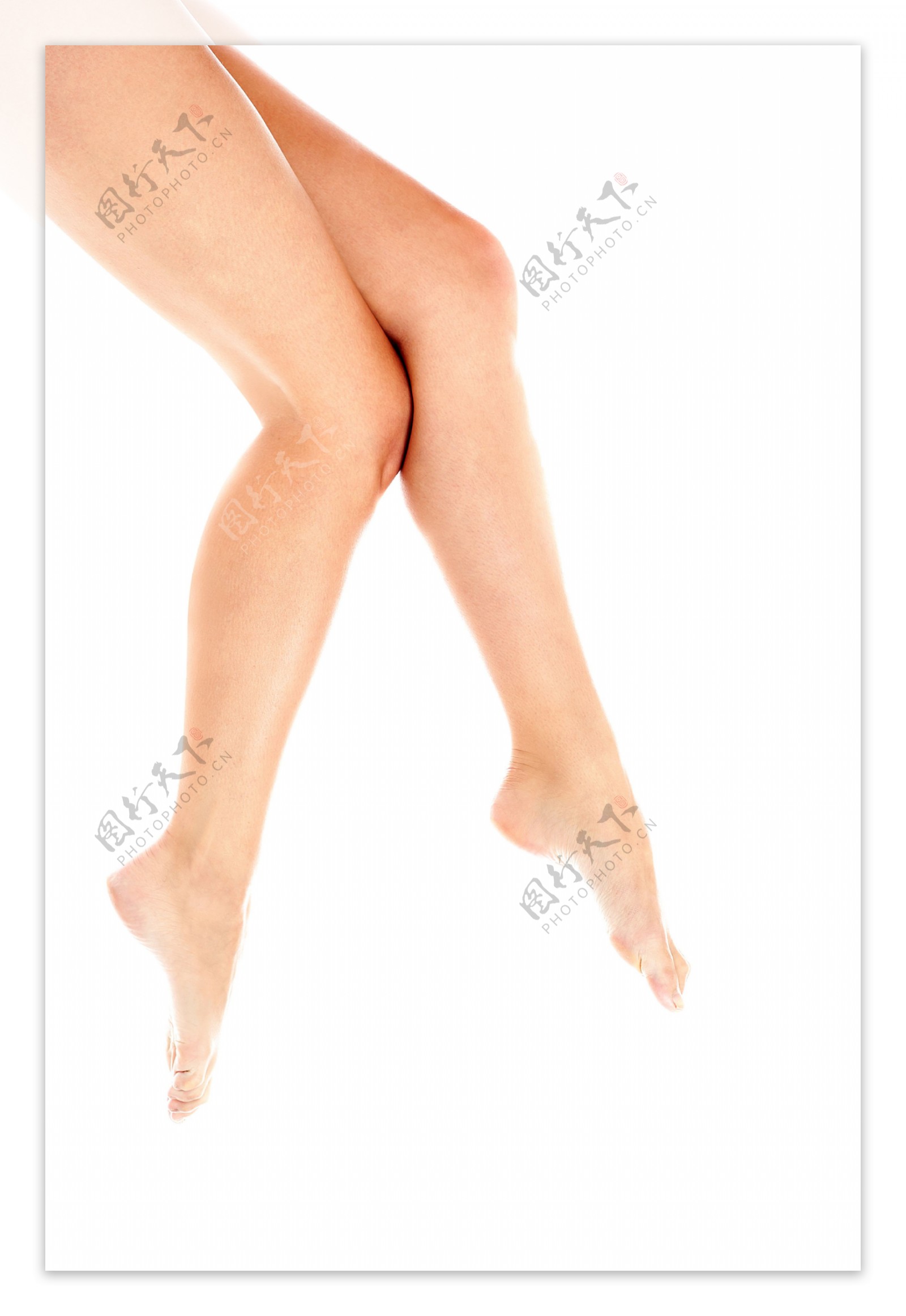 交叉的女性双腿图片