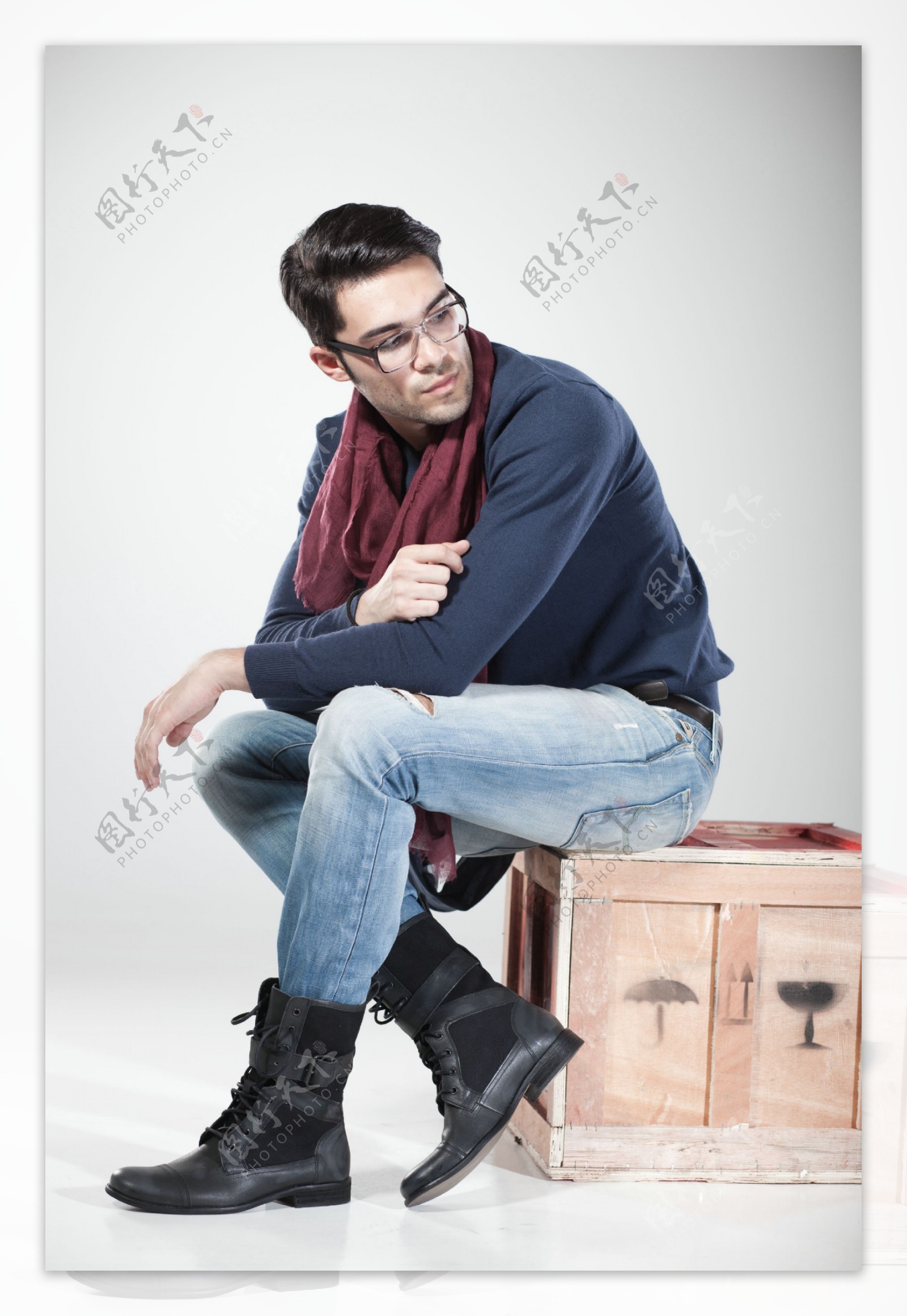 坐在木箱上的服装男模图片