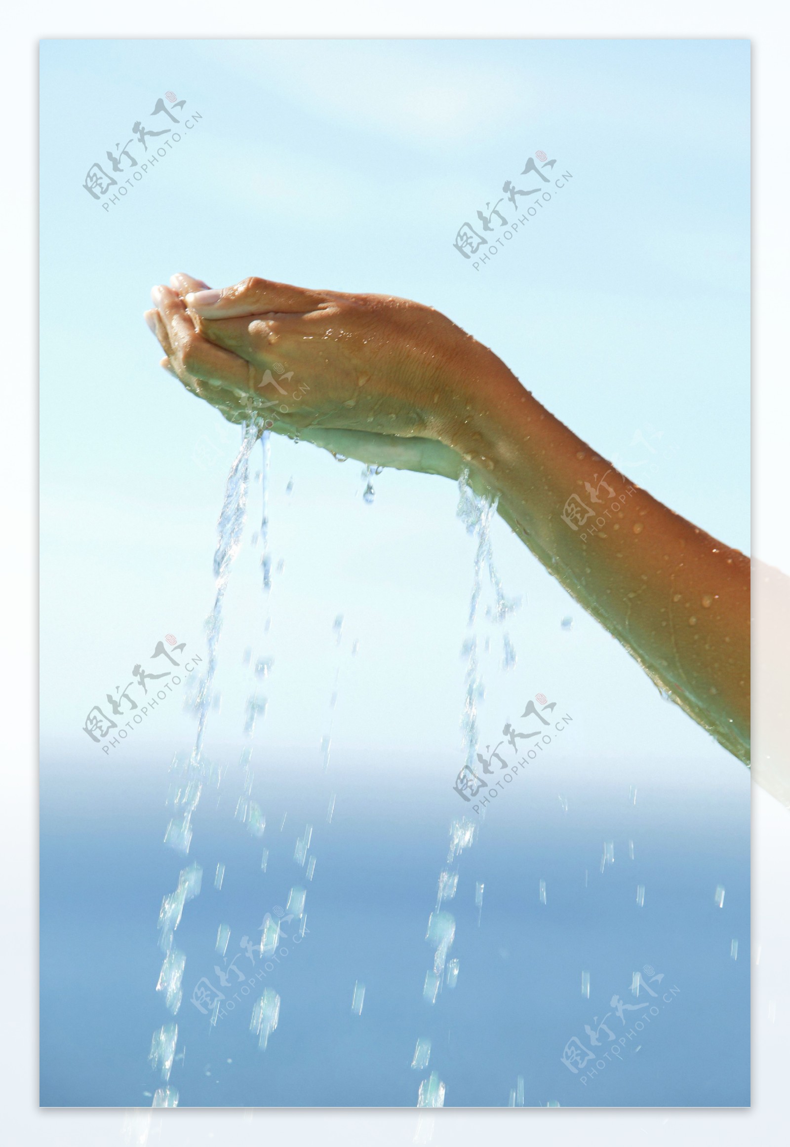 双手捧水的女人图片