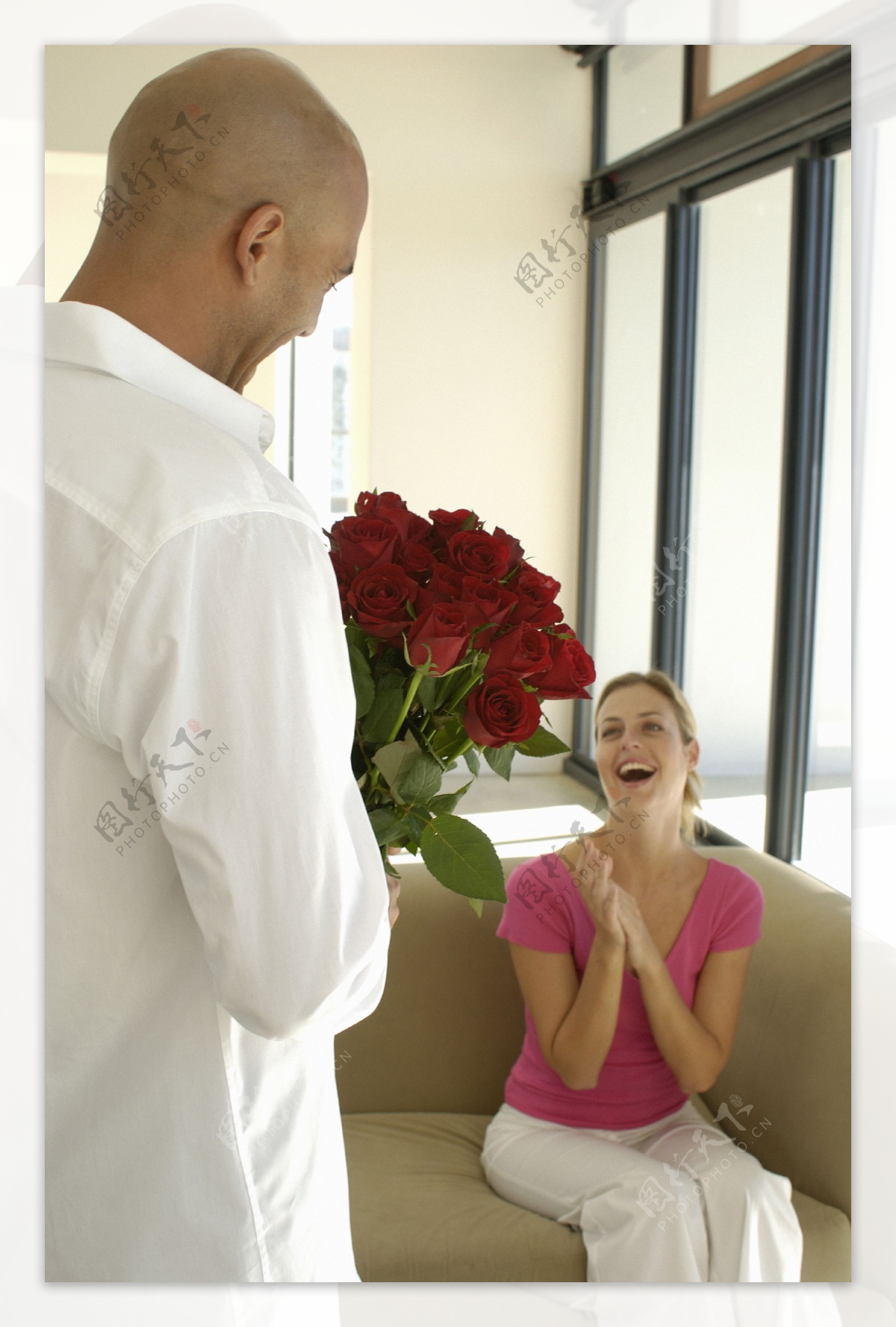 送玫瑰花给女友的男人图片