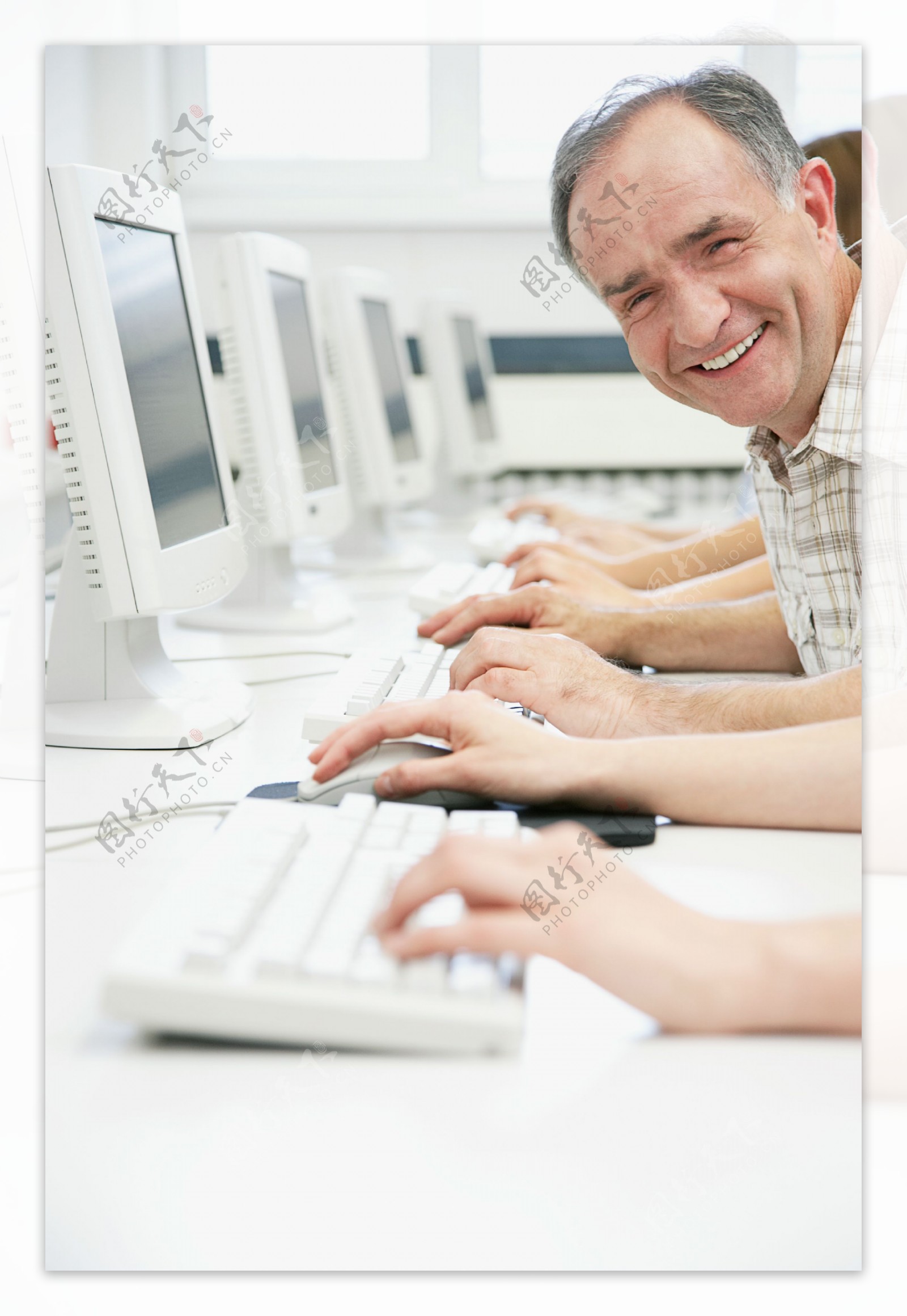 电脑室微笑的男人图片