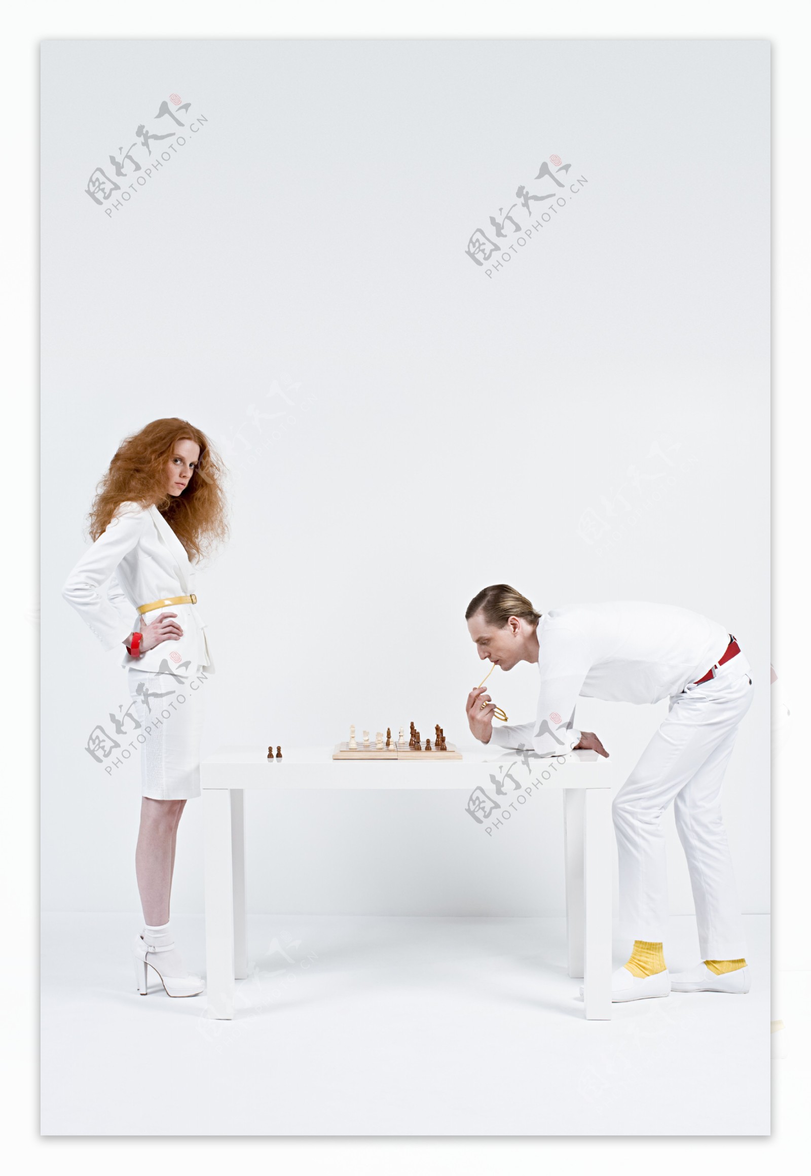 站着下国际象棋的男女图片