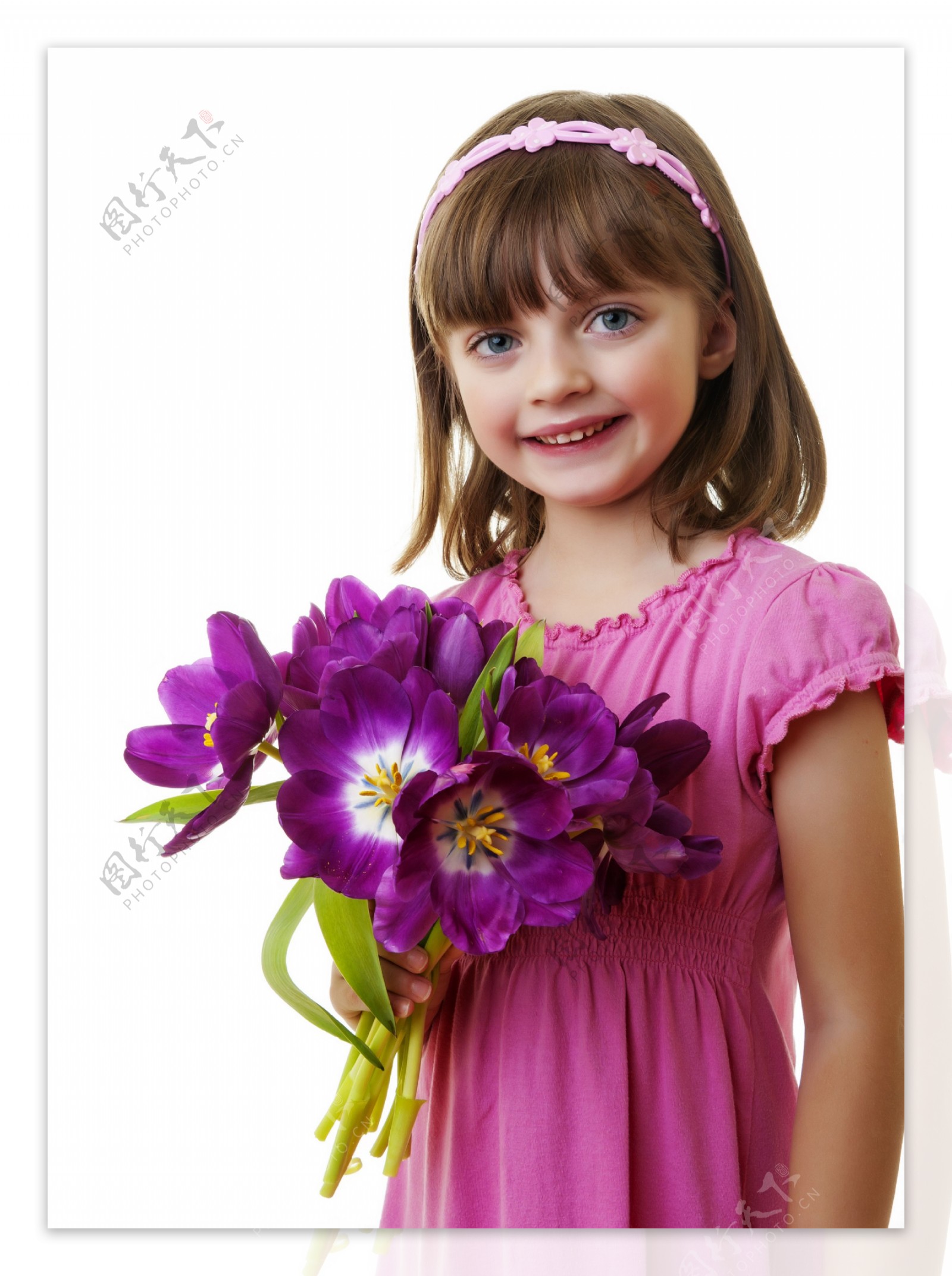 捧着鲜花的可爱女孩图片