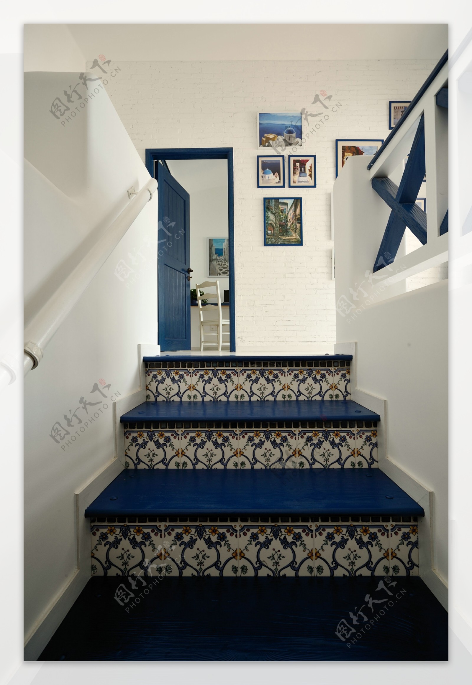 田园风时尚蓝色楼梯设计图