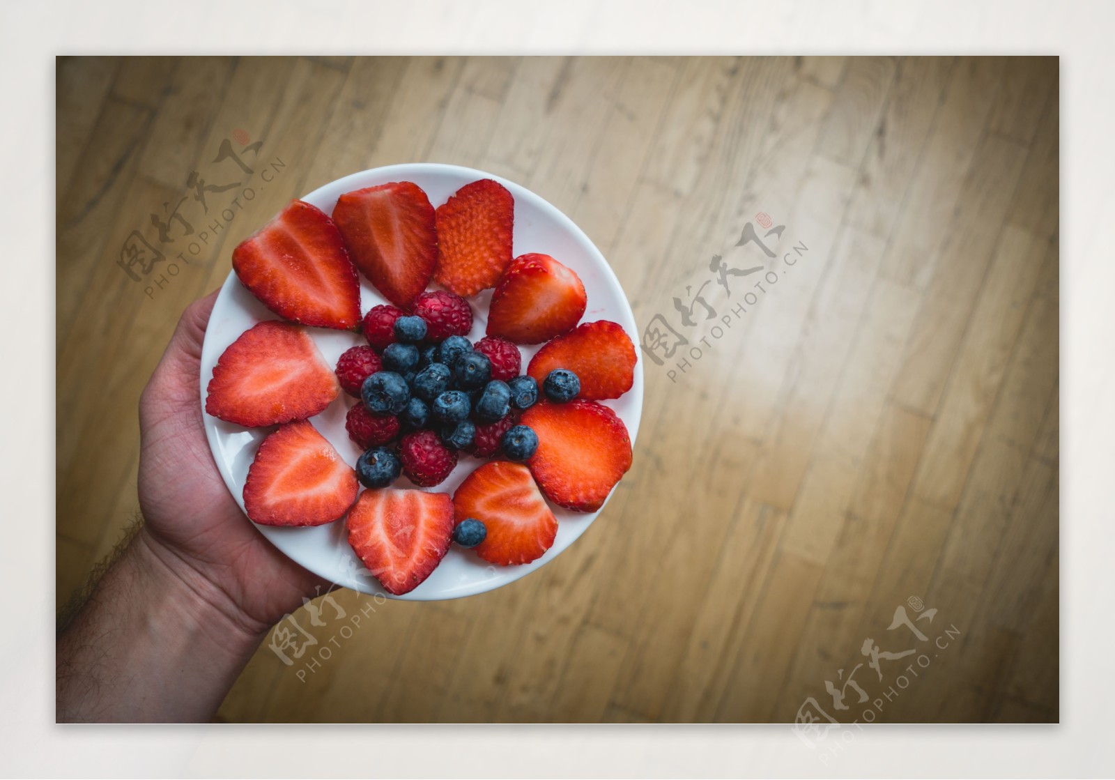 草莓水果拼盘图片