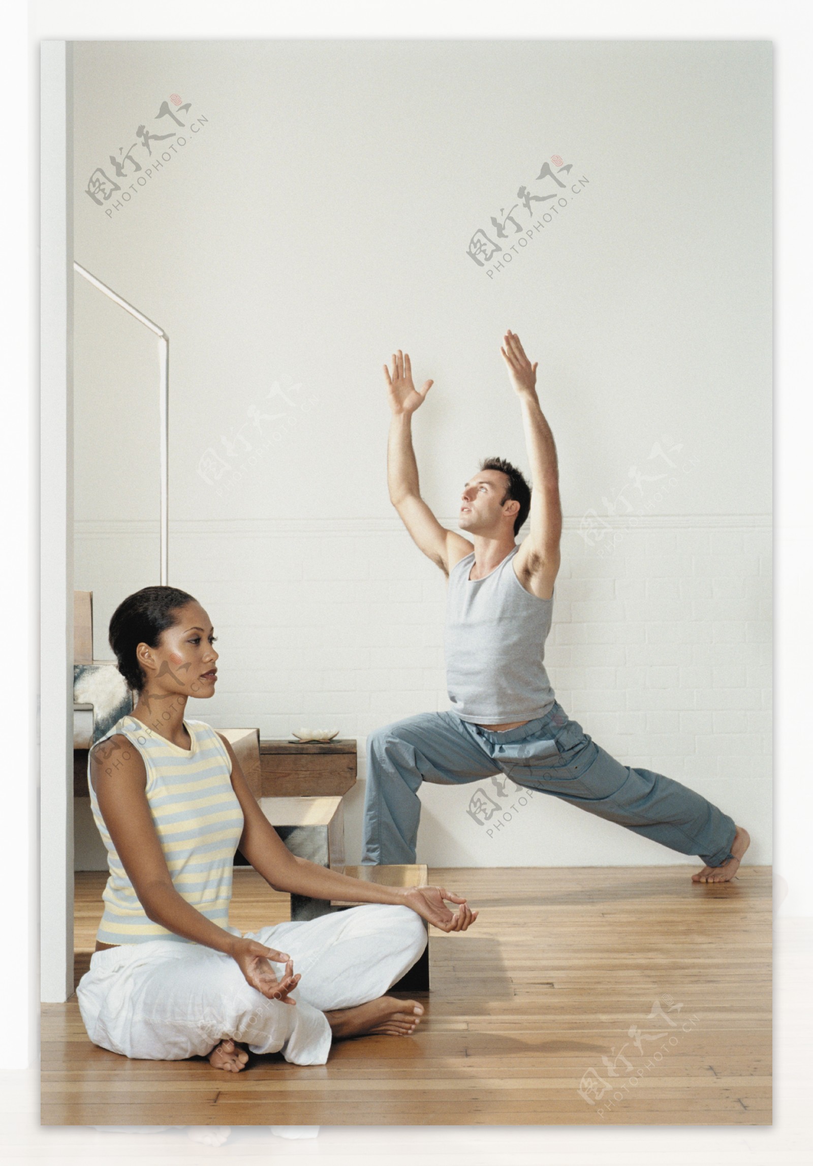 练瑜珈的夫妻图片