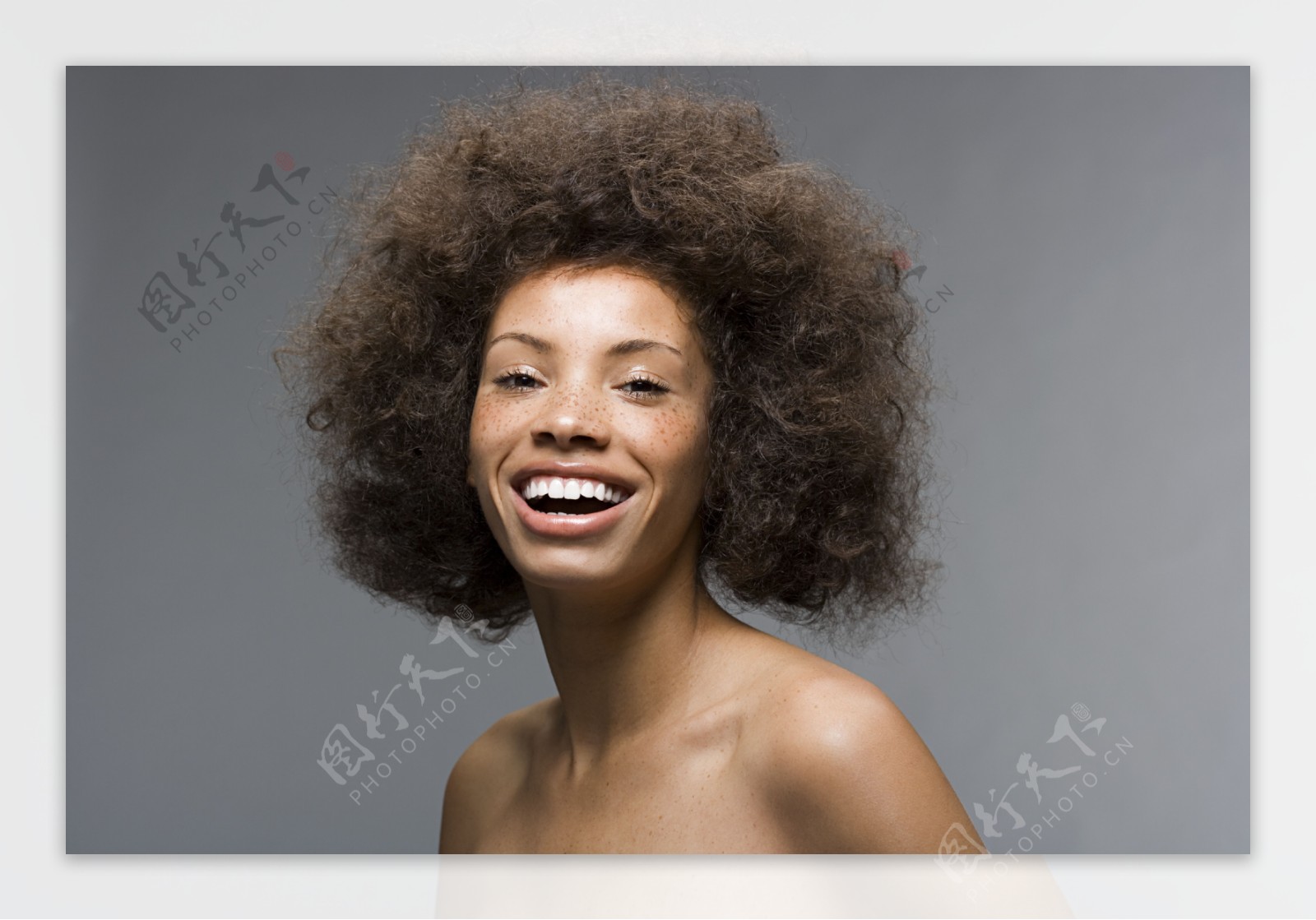 大笑的爆炸式发型黑人女性图片
