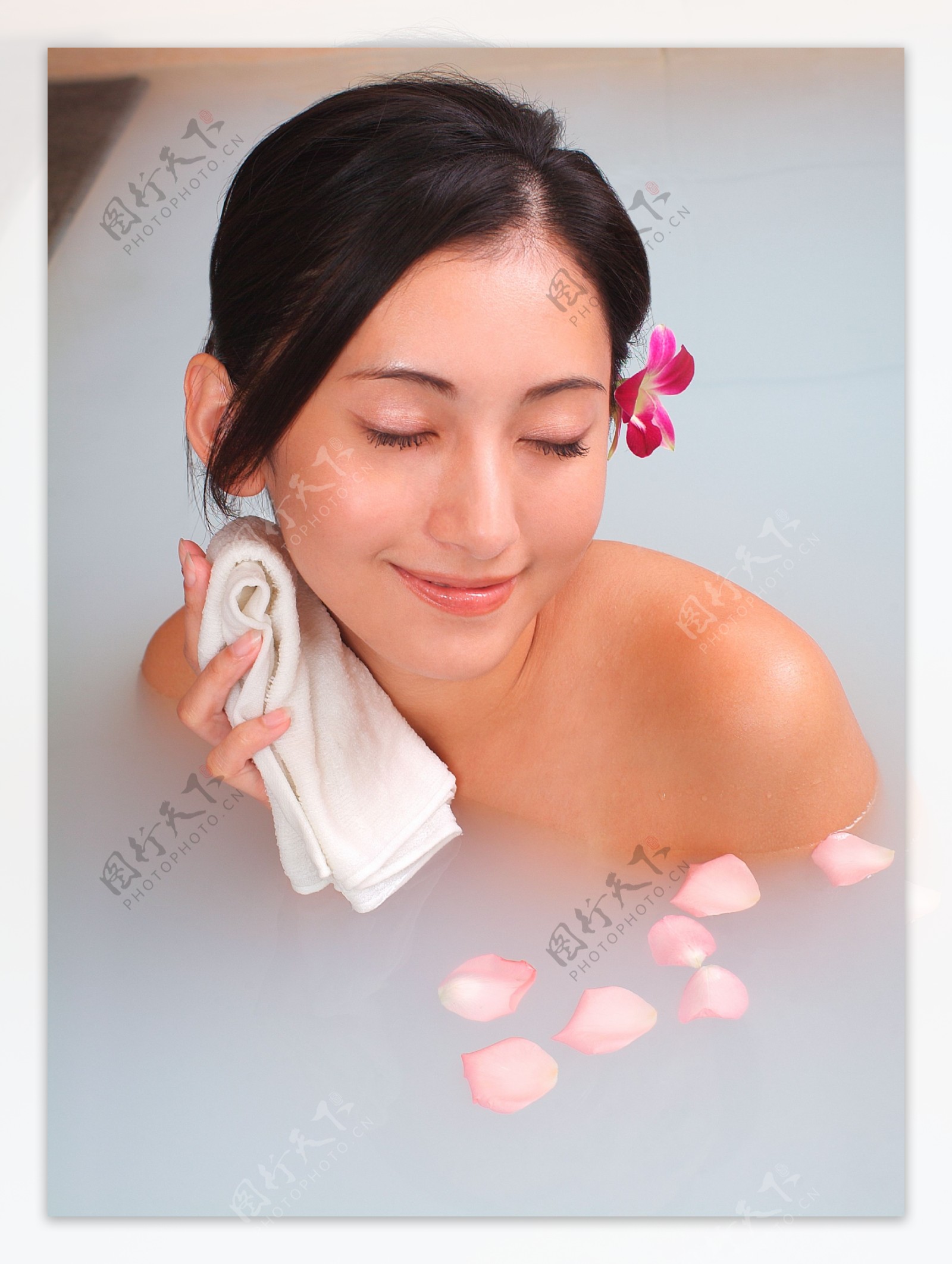 洗花瓣水澡美女图片