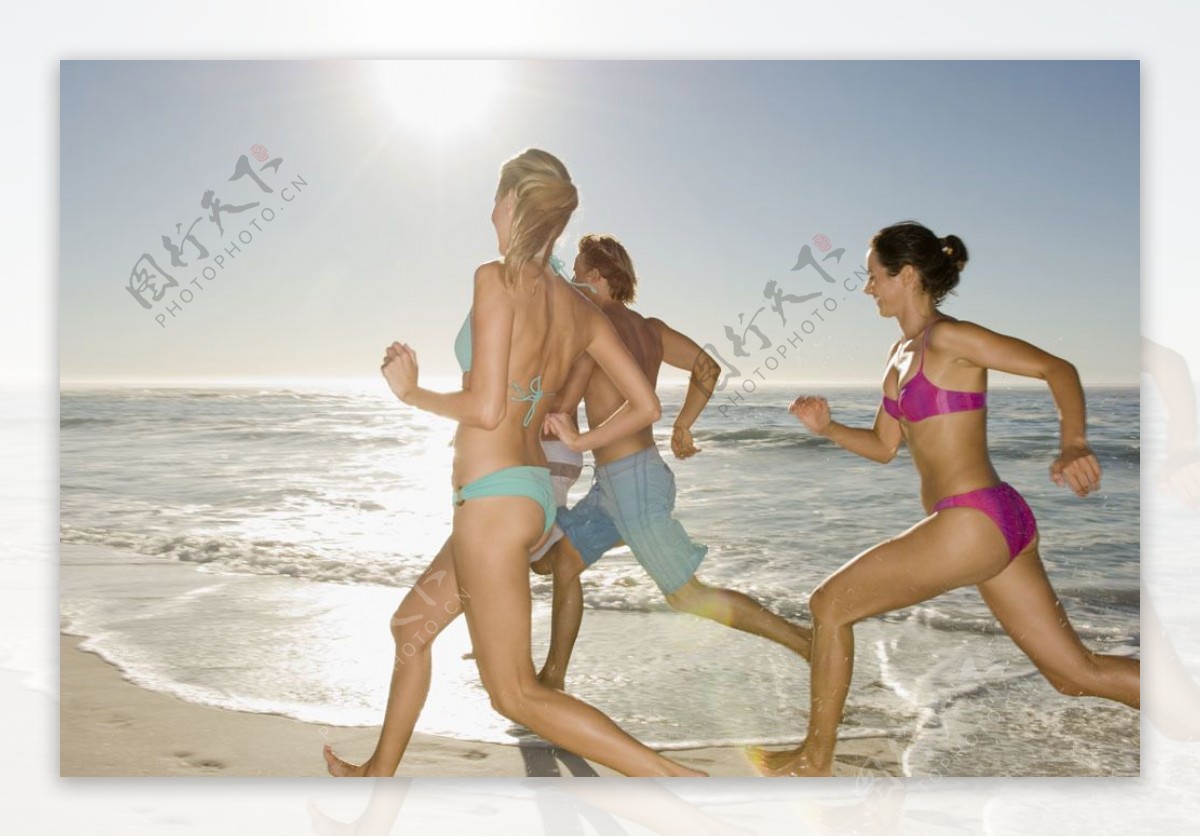 沙滩上跑着的外国人物图片