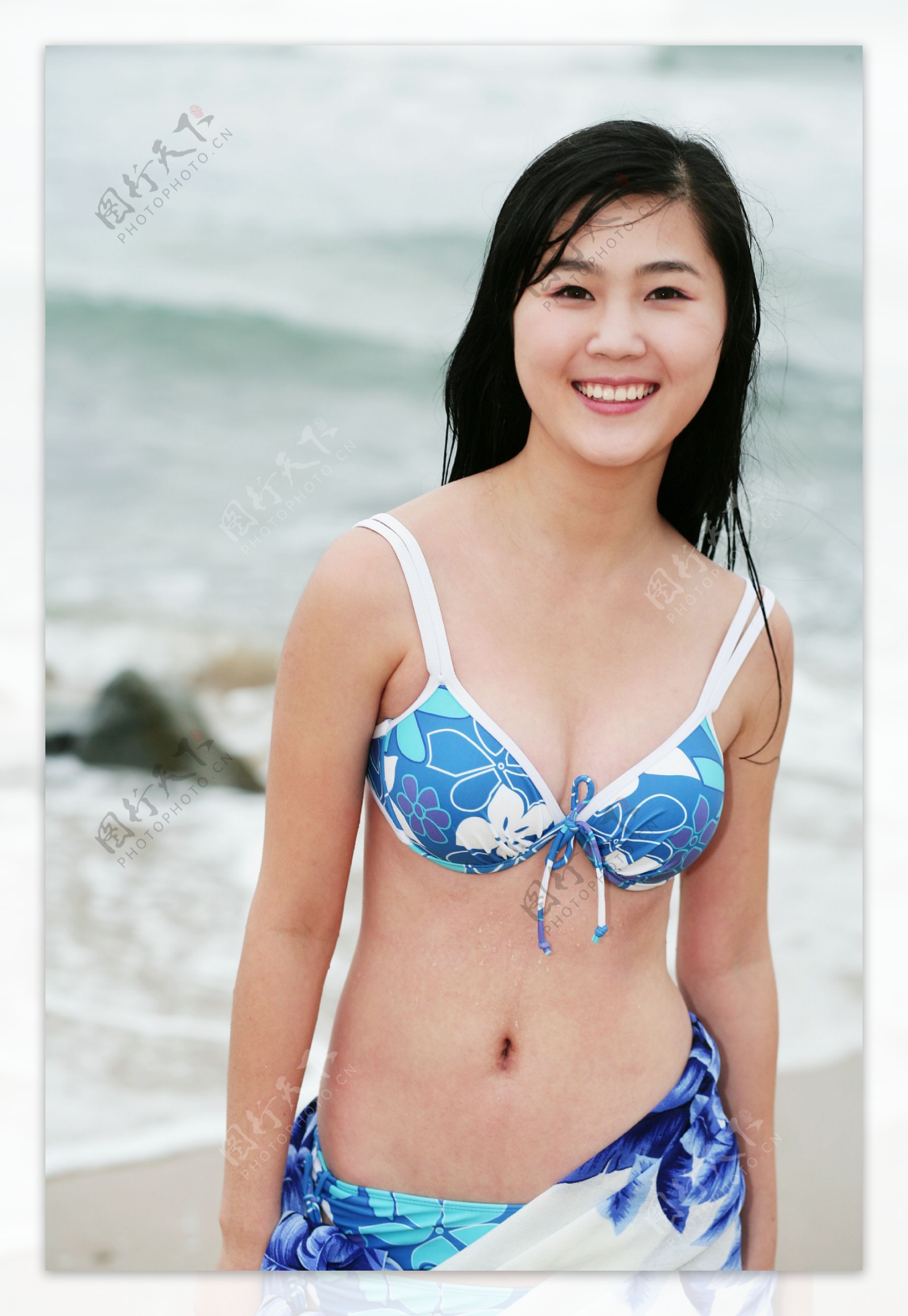 海边比基尼美女图片