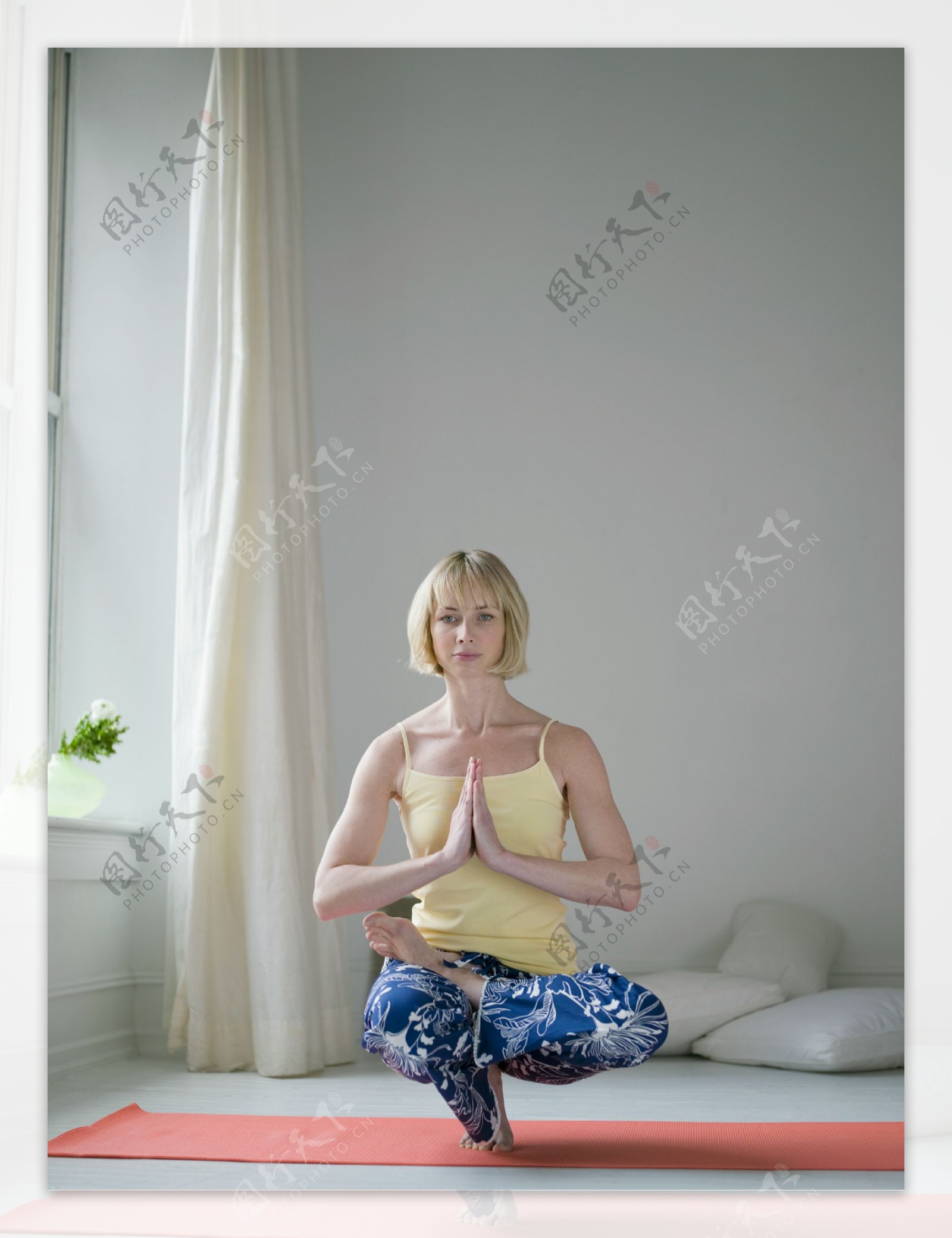 做瑜伽的外国妇女图片