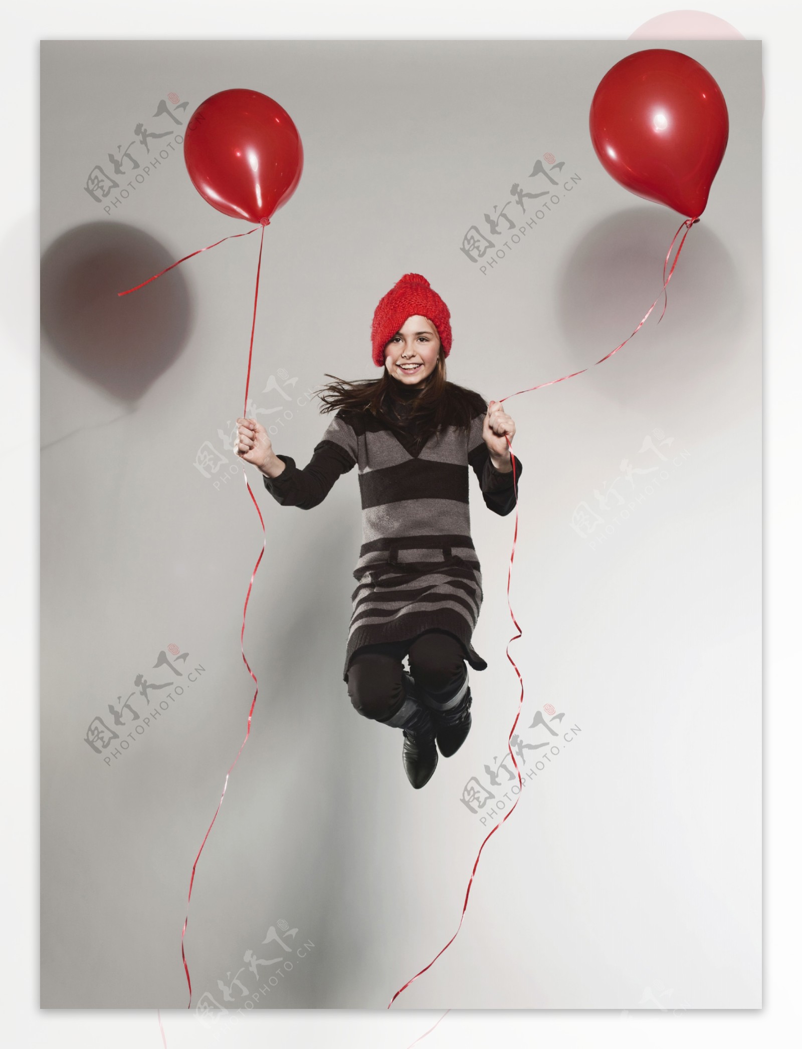 手拿气球跳跃的外国小女孩图片