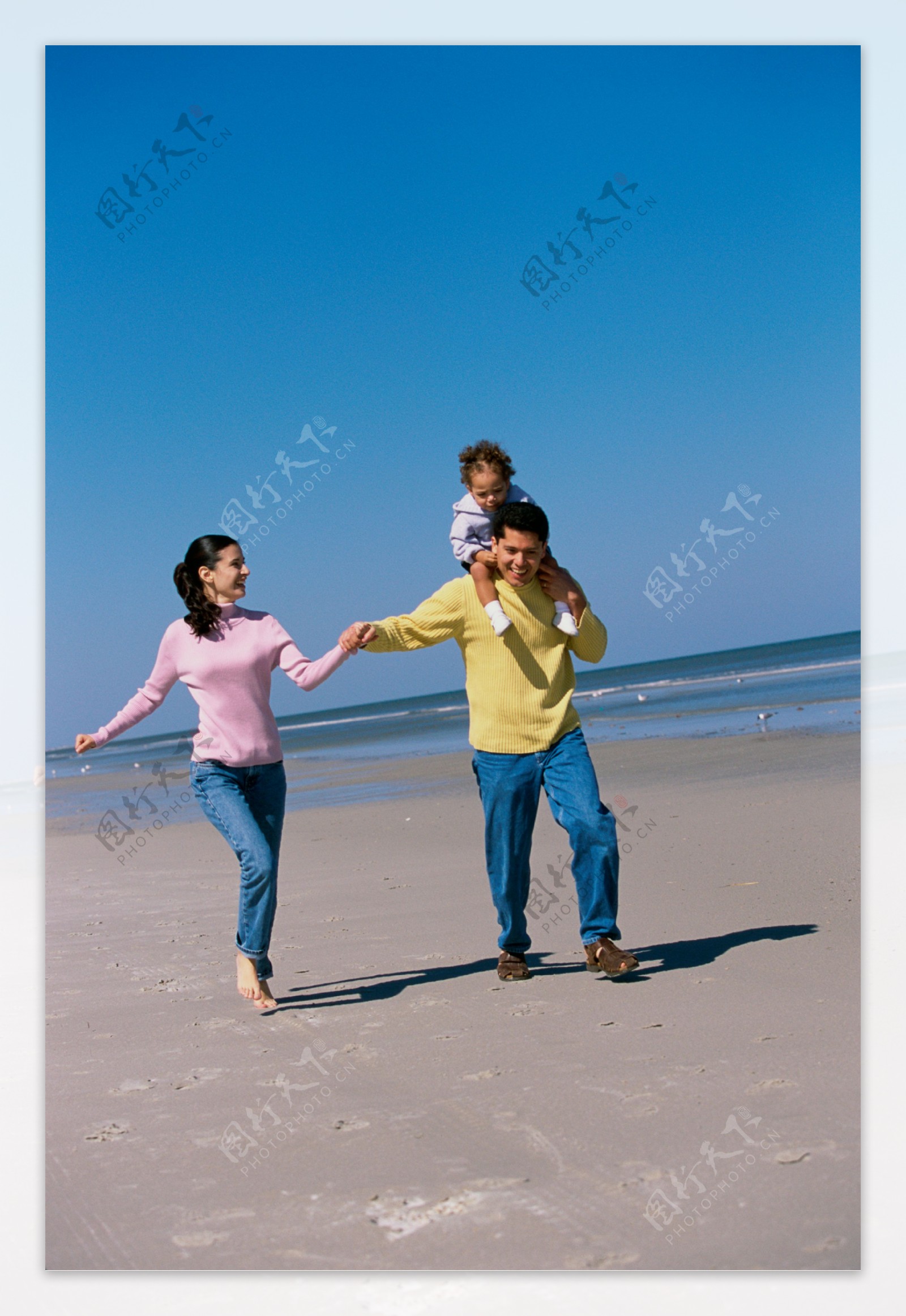 沙滩上的幸福一家图片