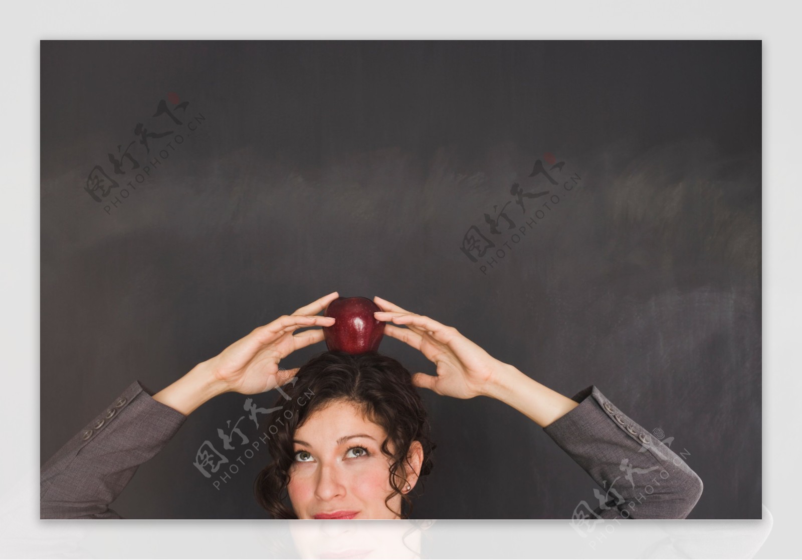 头顶苹果的职业女性图片