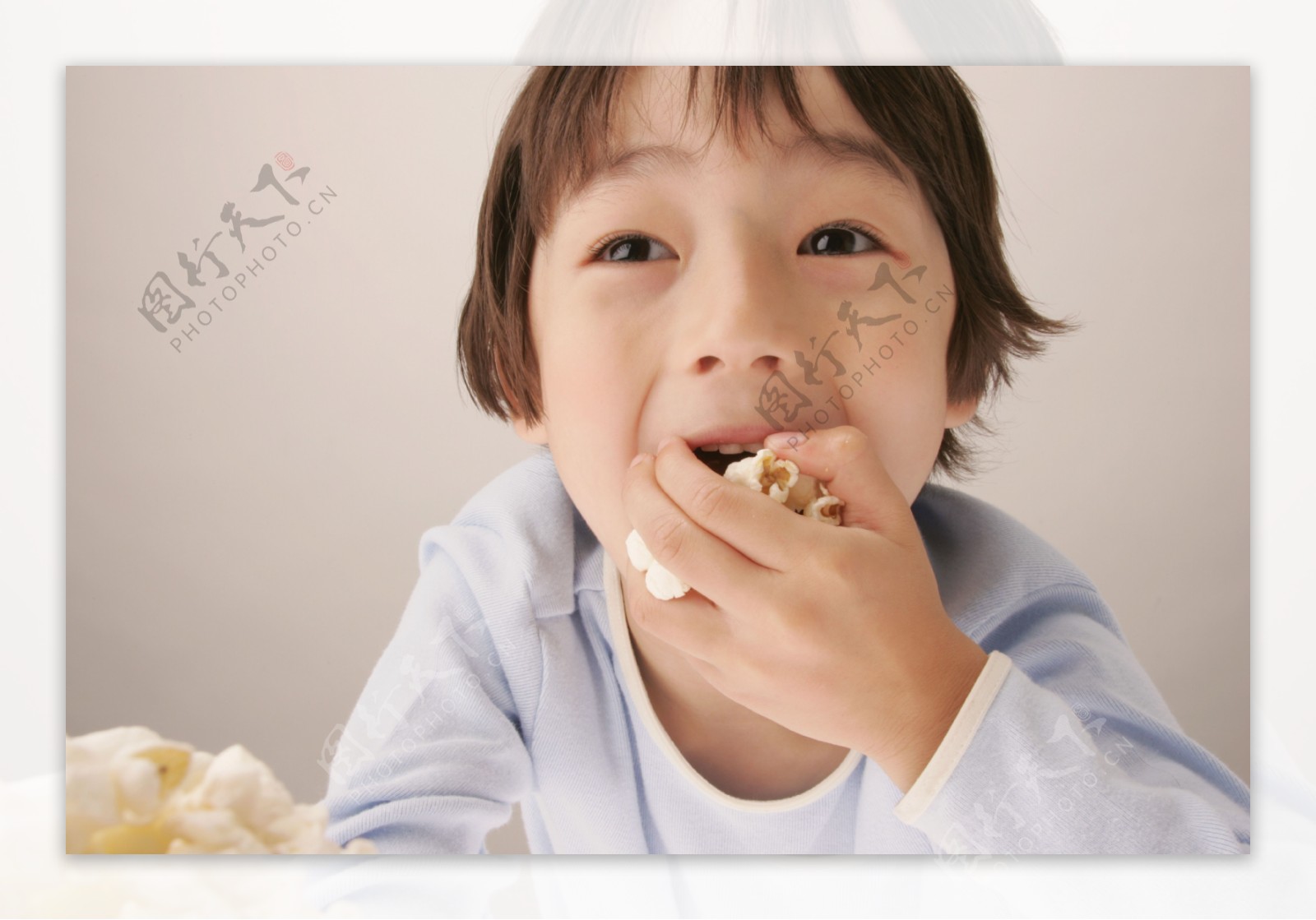 吃爆米花的男孩图片