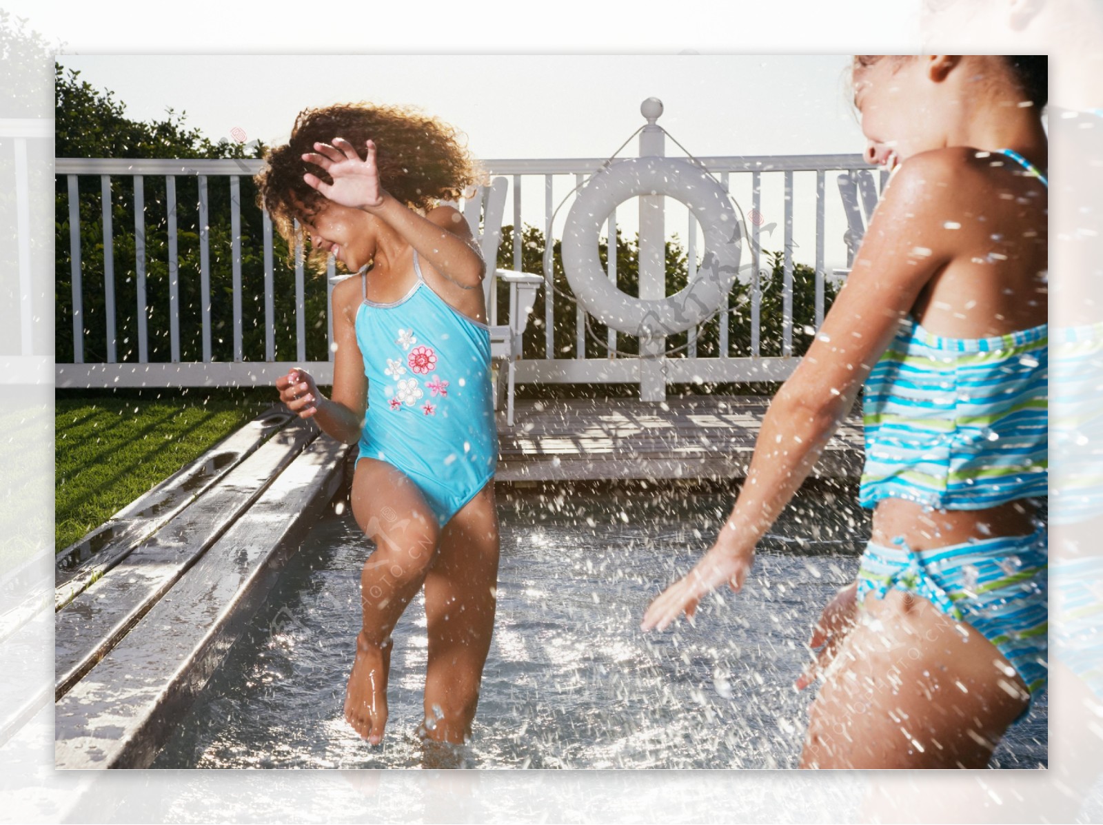 泳池里玩玩耍的两个小女孩图片