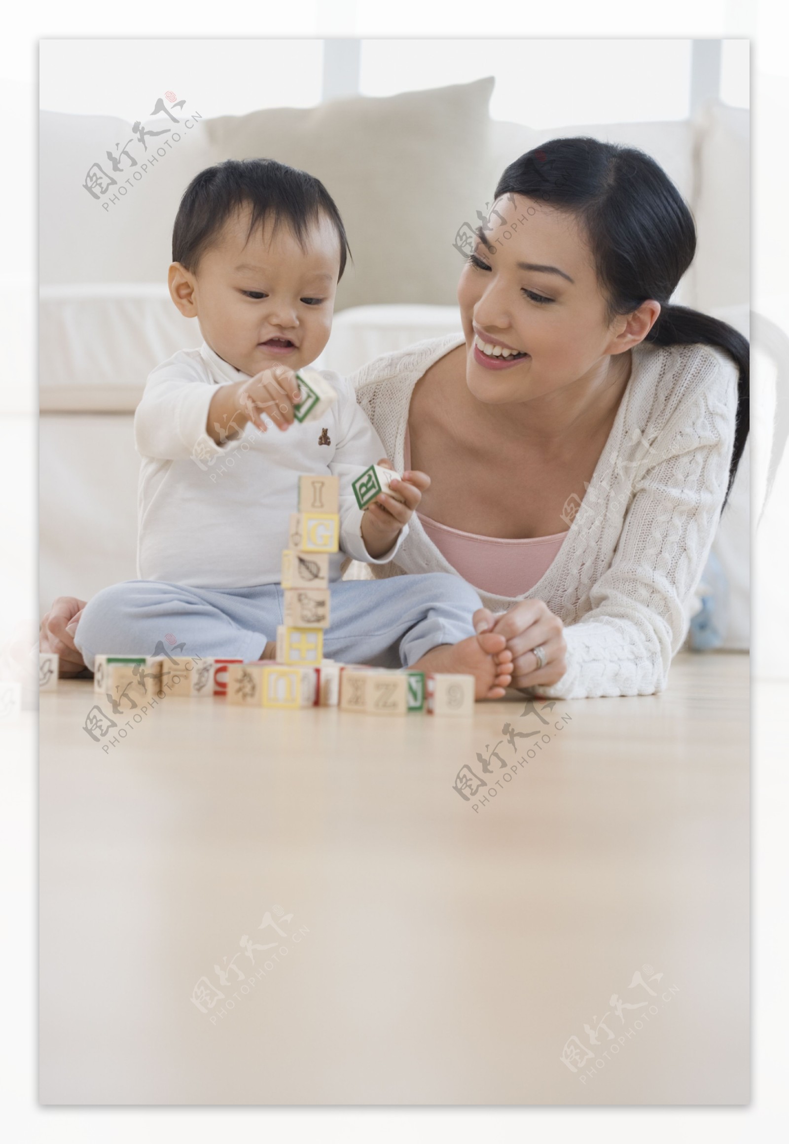 堆积木的小宝宝与妈妈图片