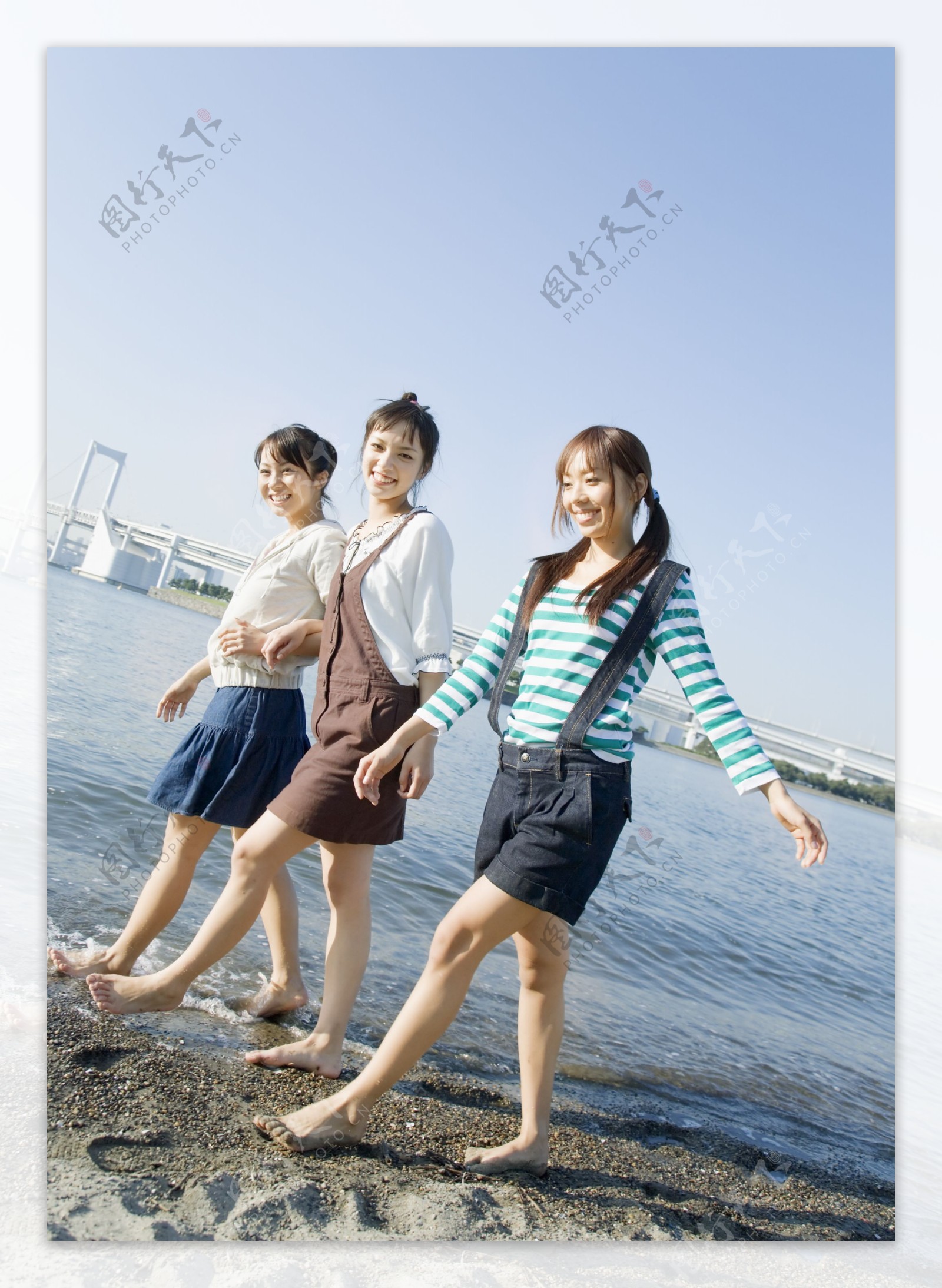 沙滩上散步的女孩图片