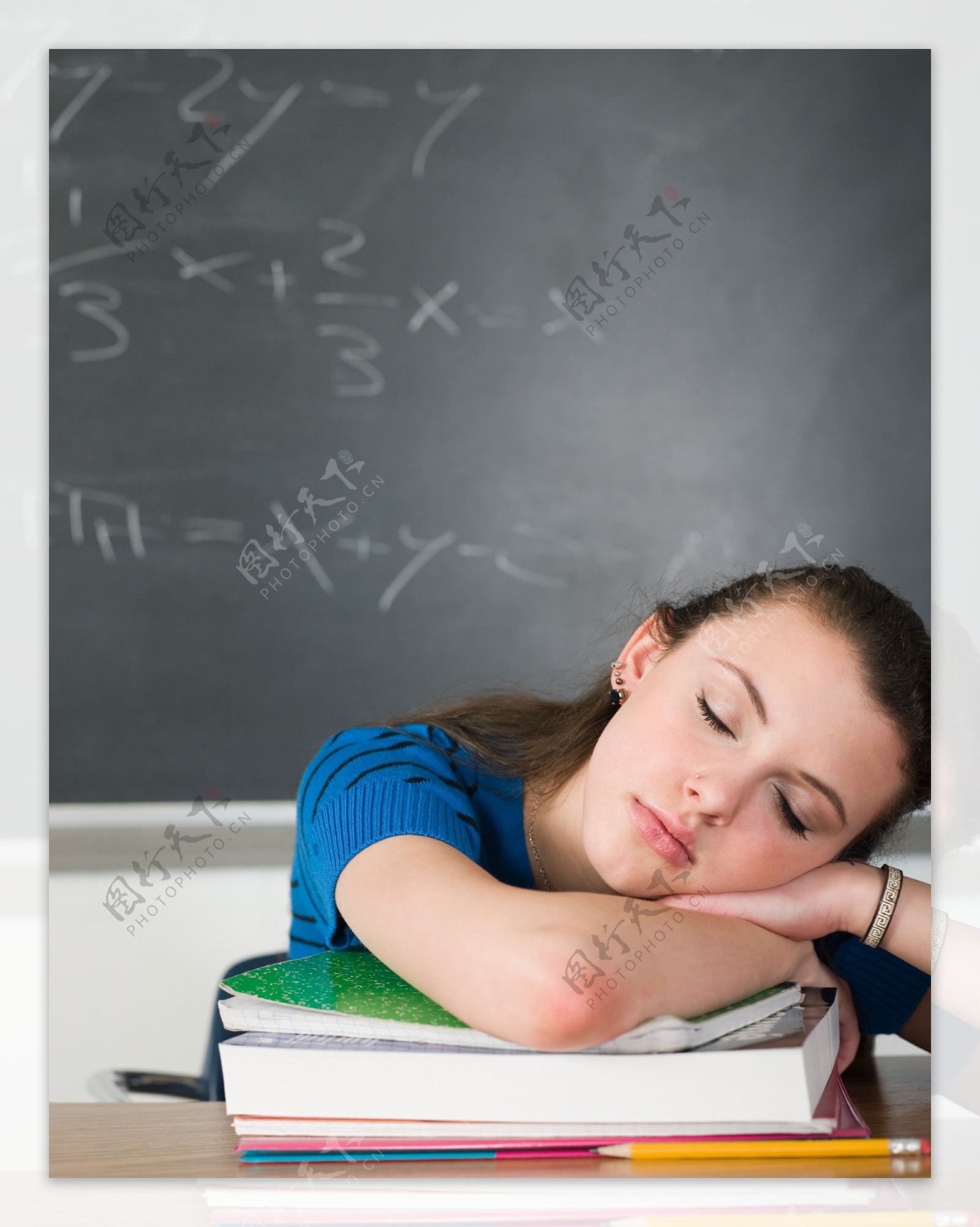 教室内趴在课桌上睡觉的女孩图片