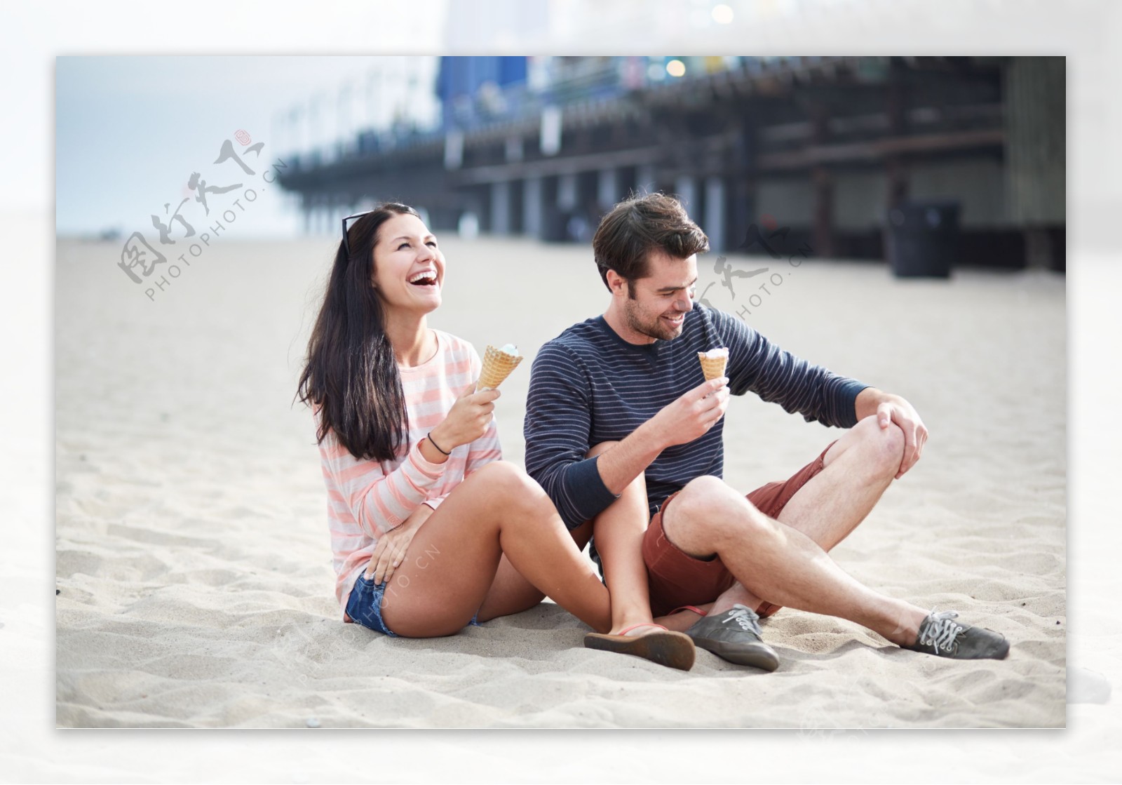 沙滩上吃冰淇淋的情侣图片