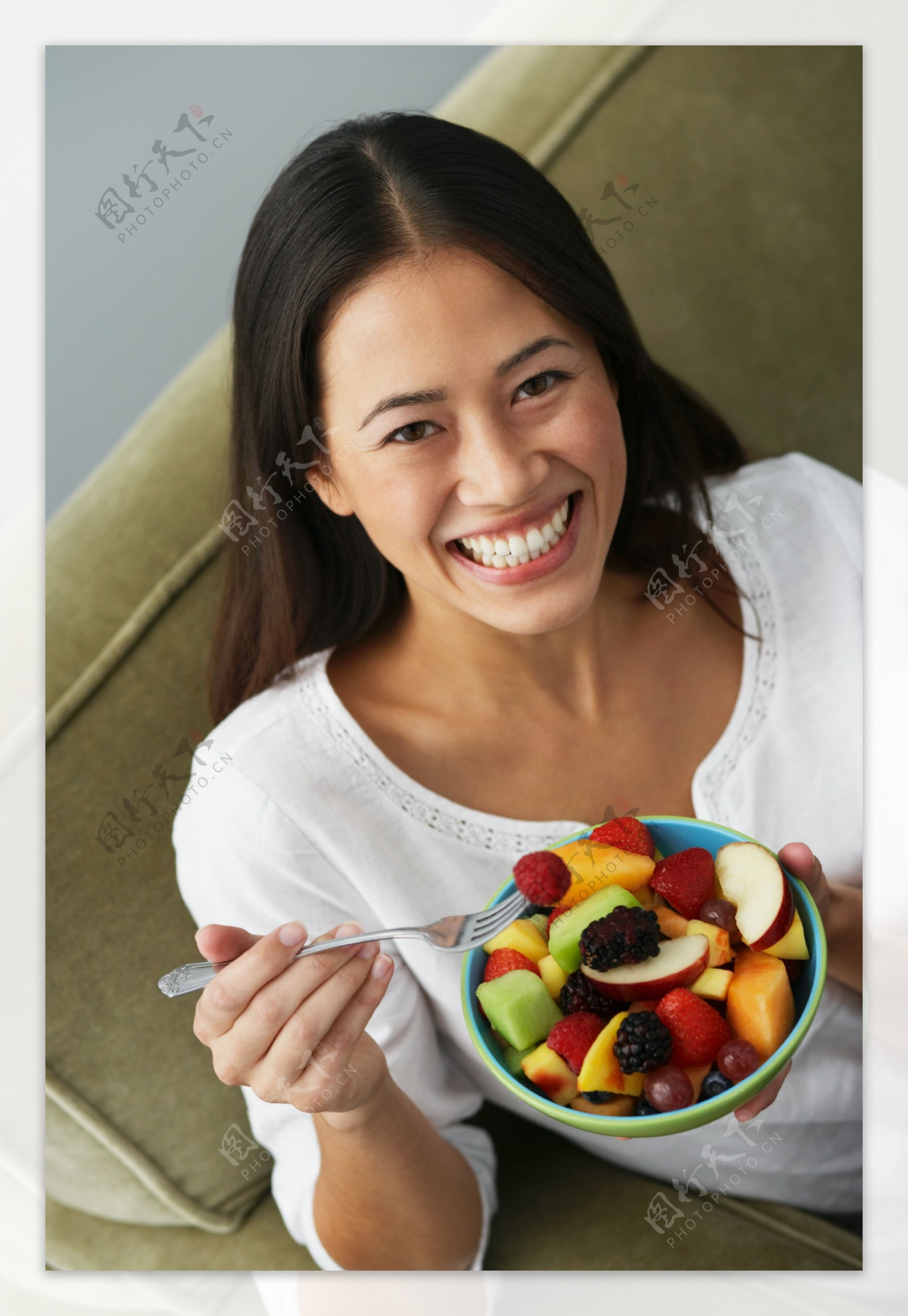 吃水果的快乐女人图片