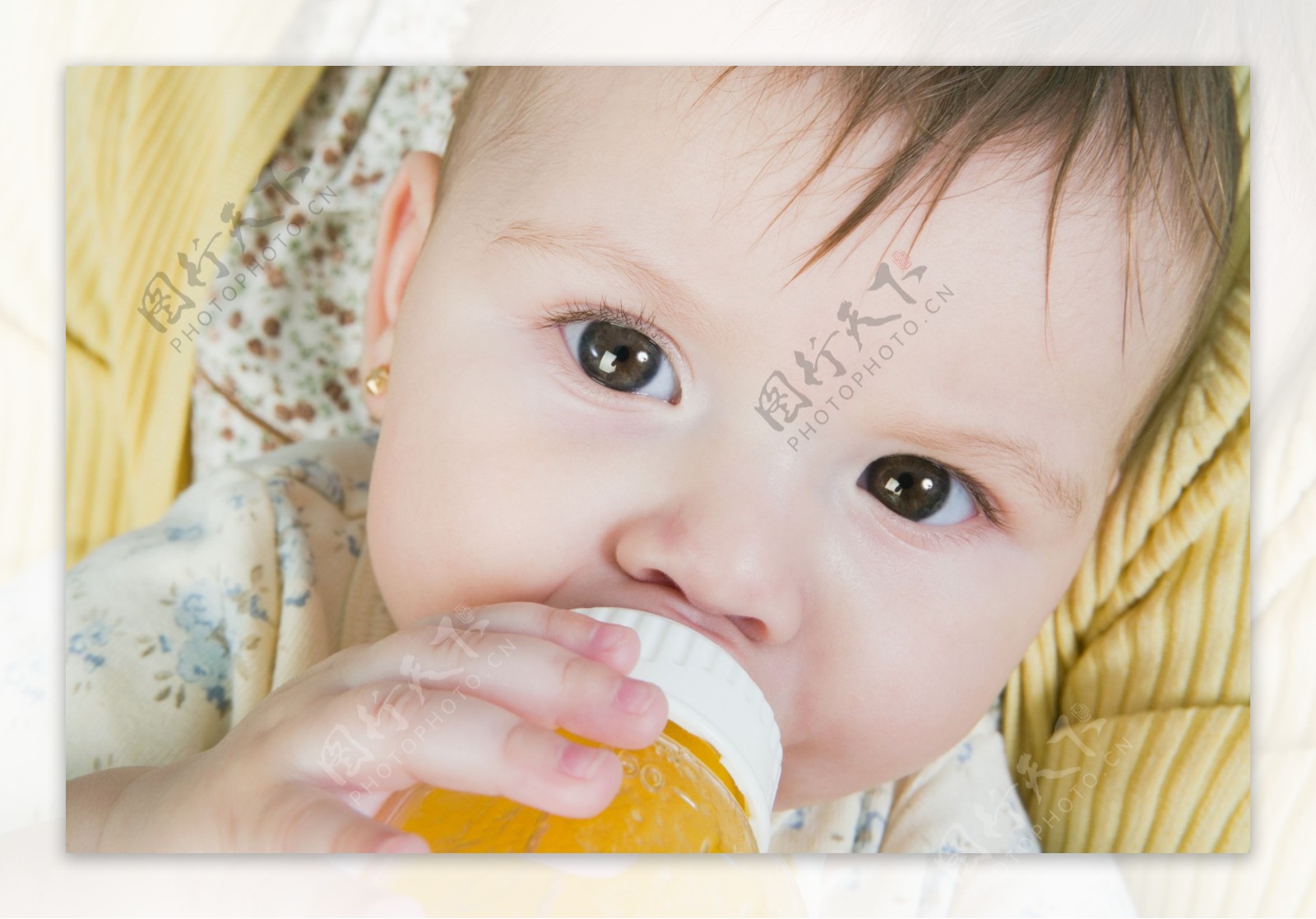 喝果汁的小宝宝图片