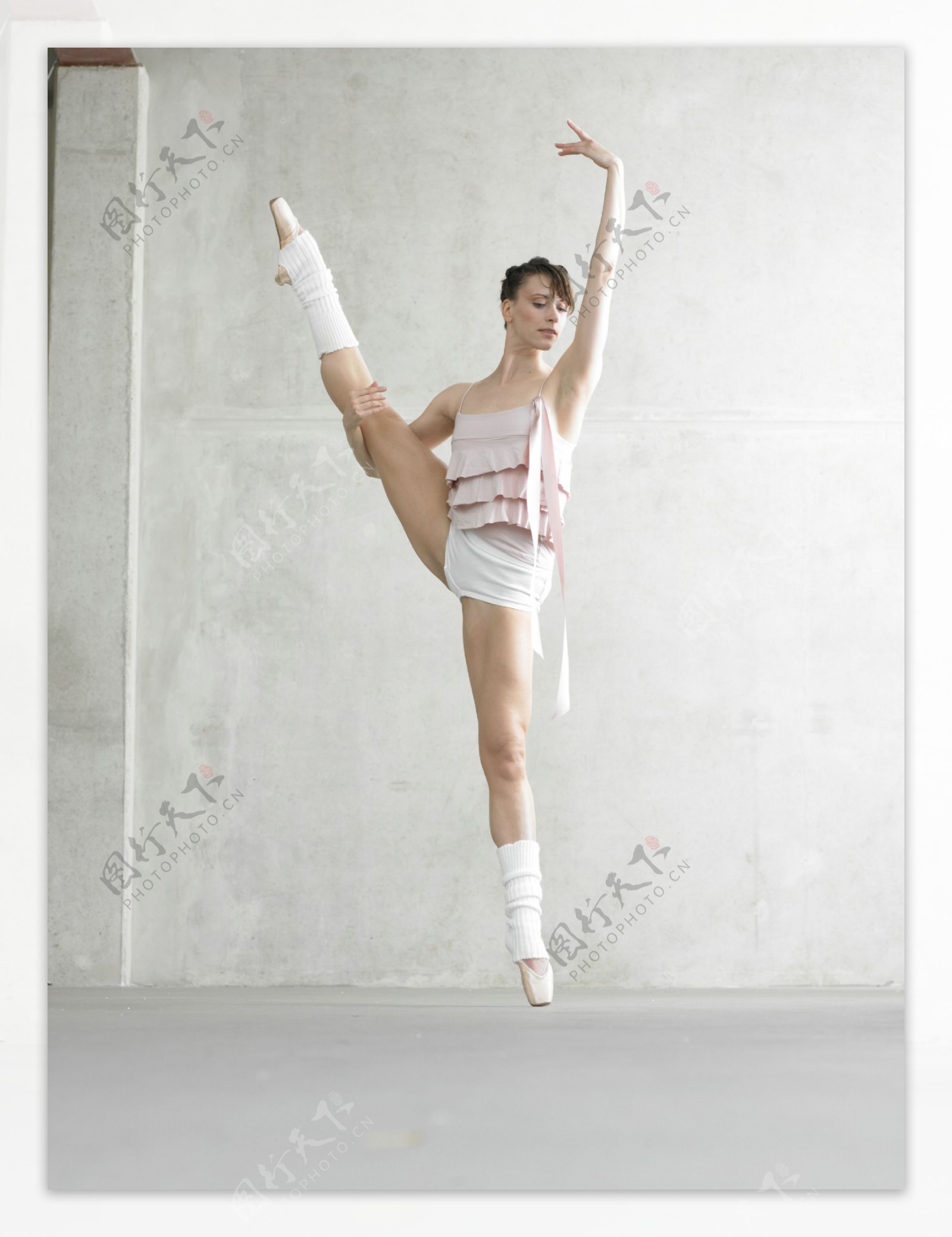 表演芭蕾舞蹈的女性演员图片