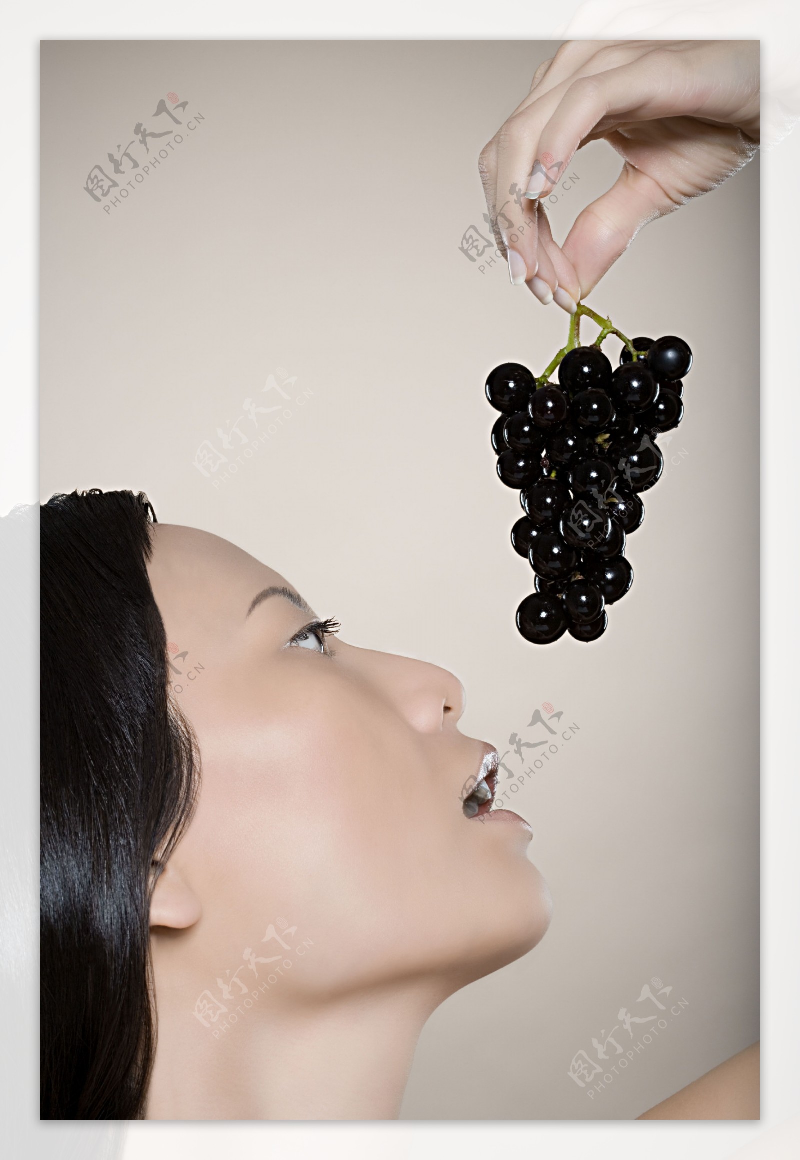 品尝美味葡萄的美女图片