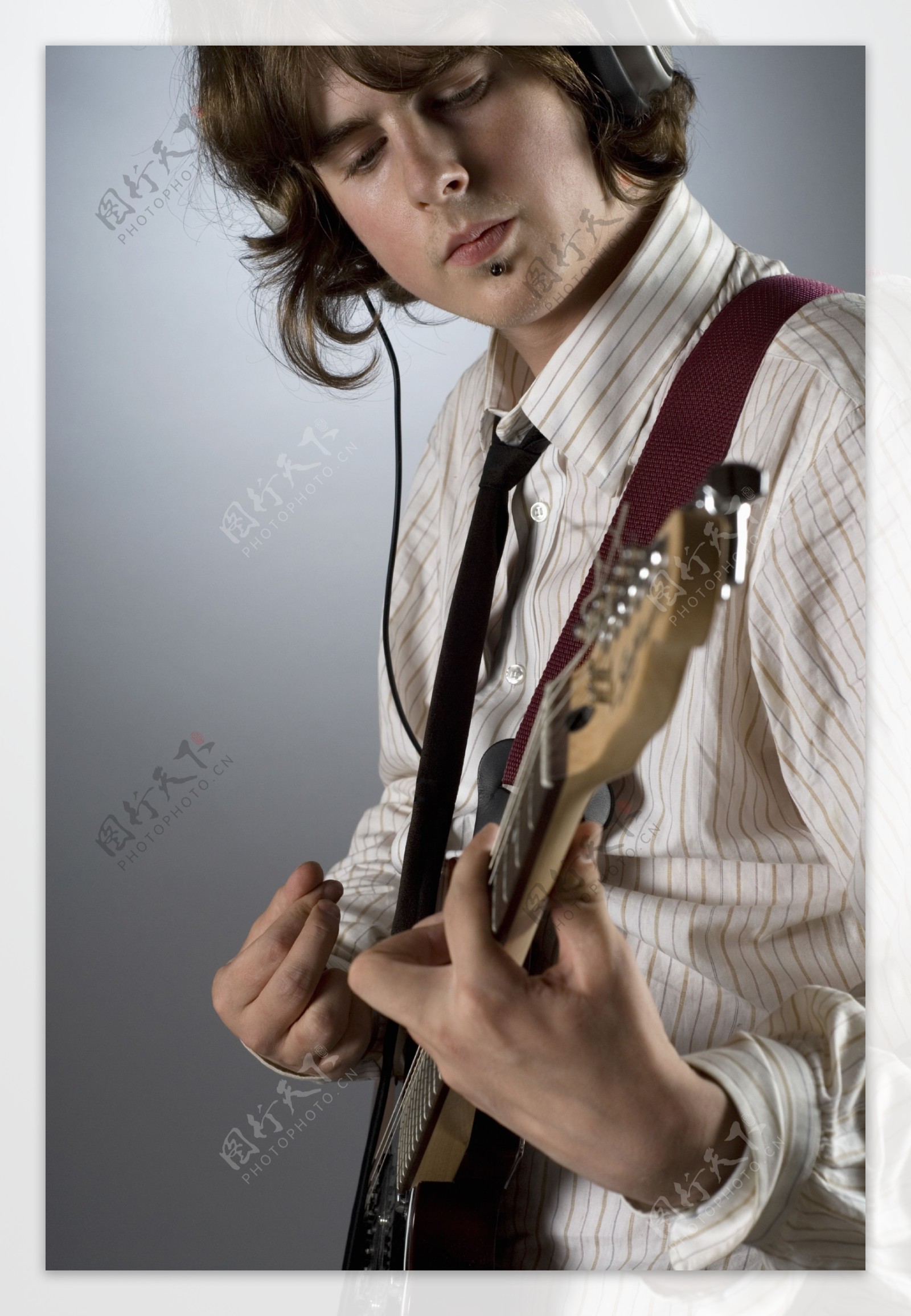演奏吉它的外国男性图片