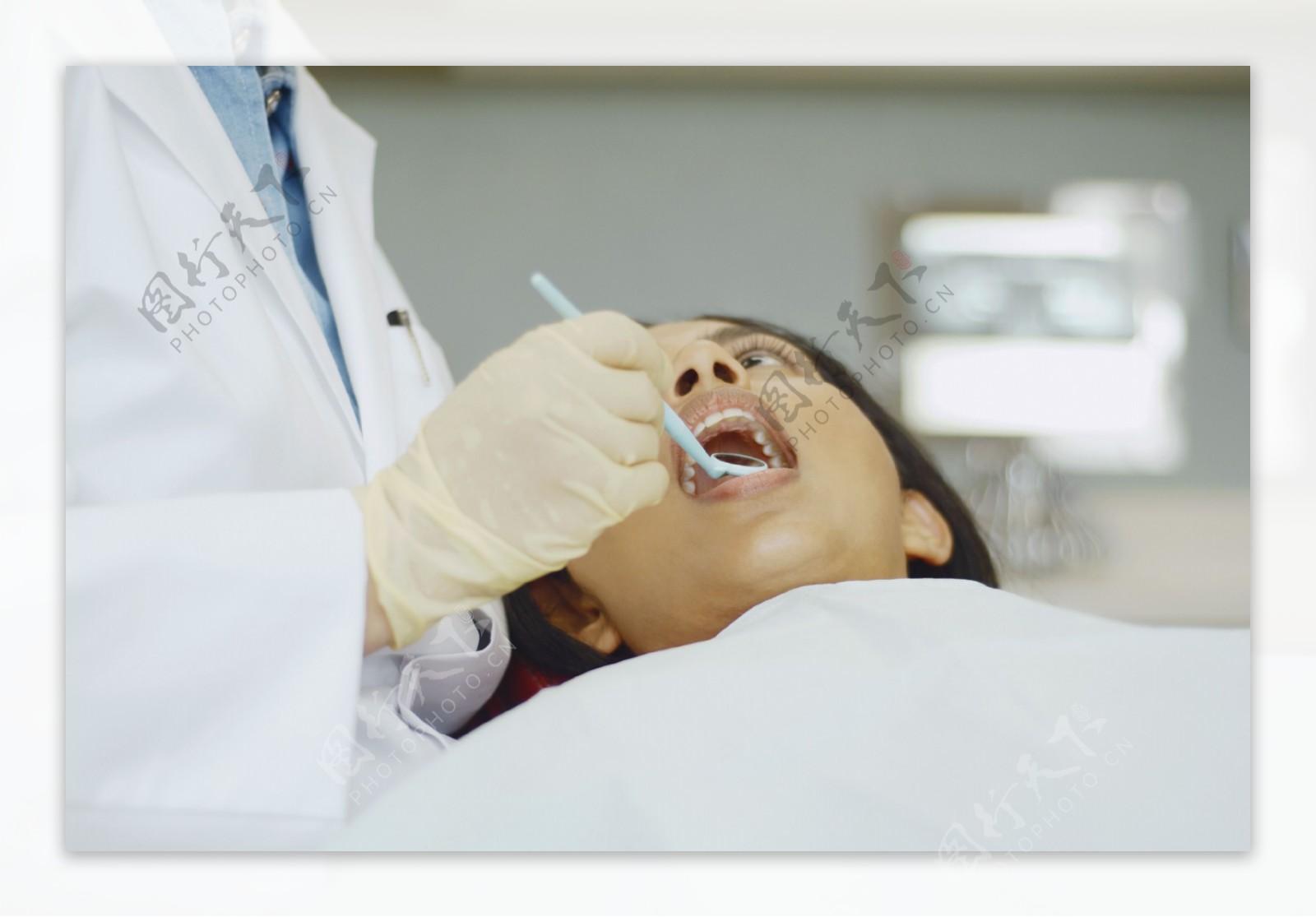 牙科医生与女病人图片