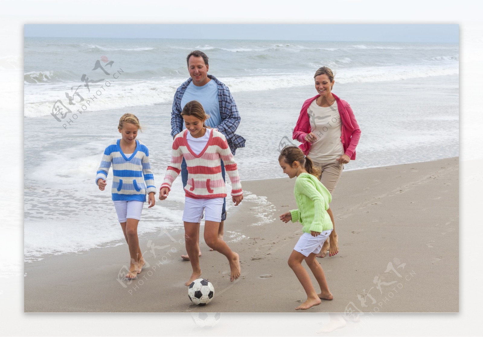 沙滩玩耍的家庭人物摄影图片