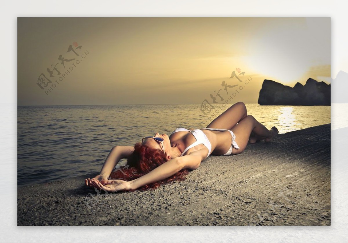 躺在沙滩上的性感美女图片