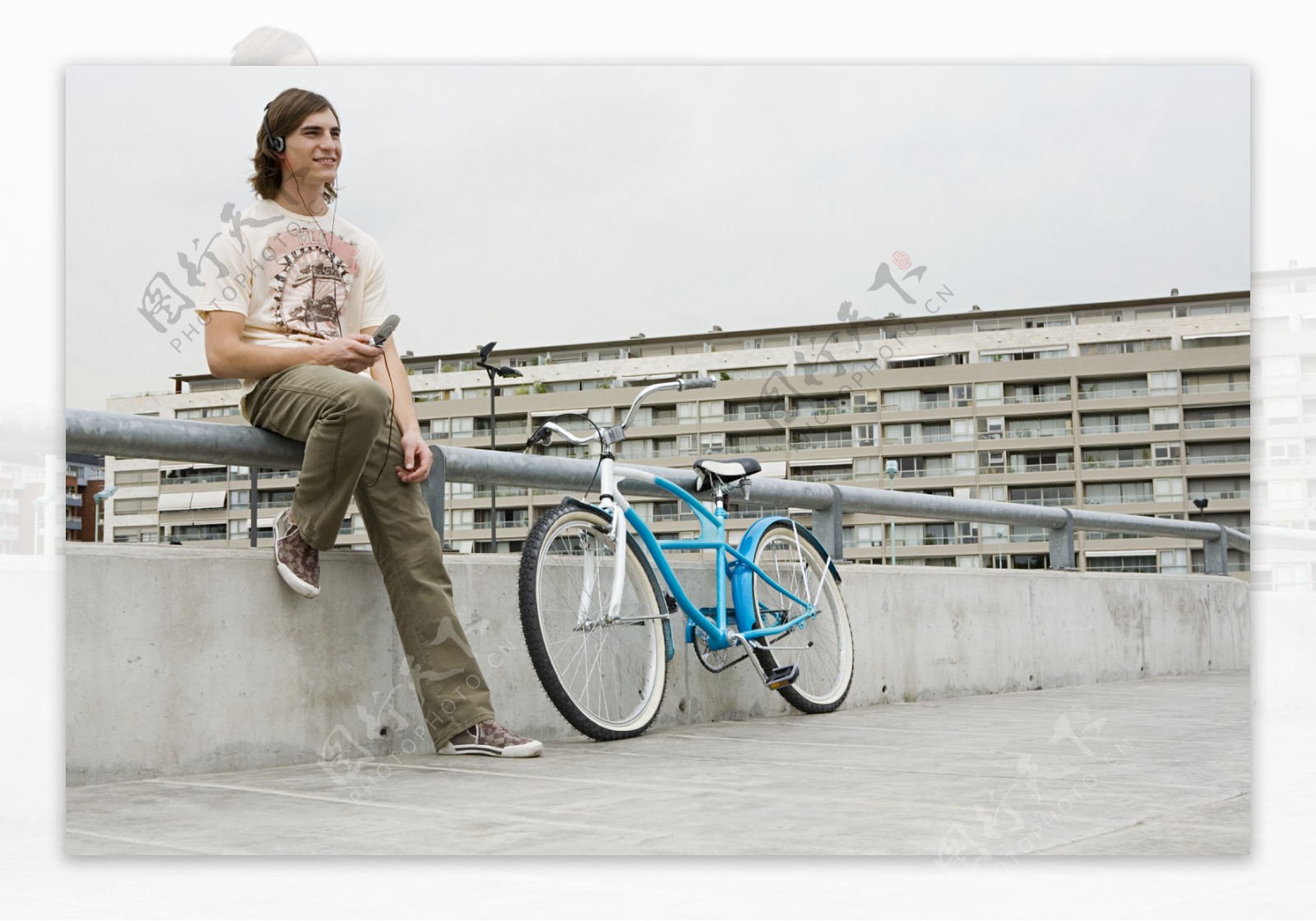 时尚男生与自行车图片