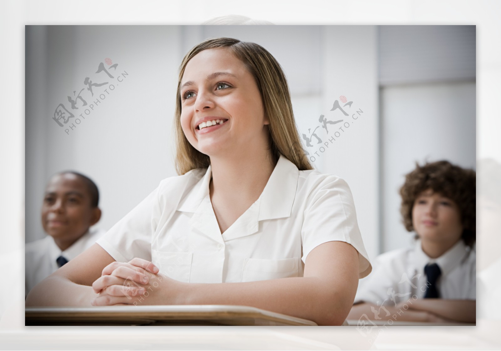 课堂上微笑的外国女生图片