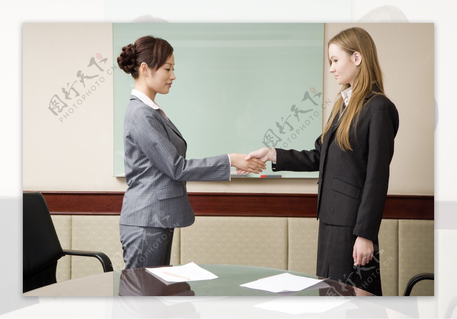 握手合作的商务女性图片