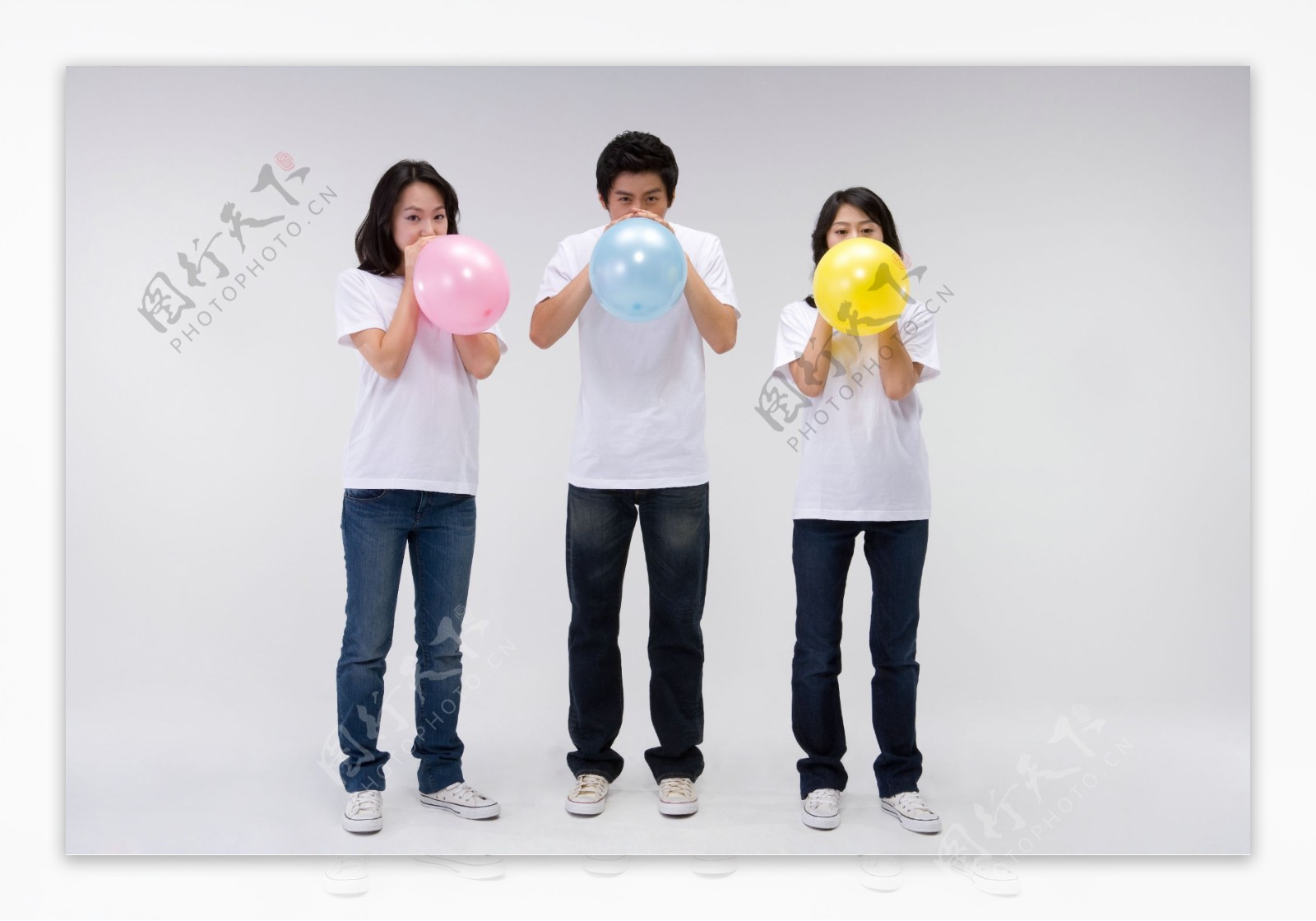 三个活力男女一起吹气球图片